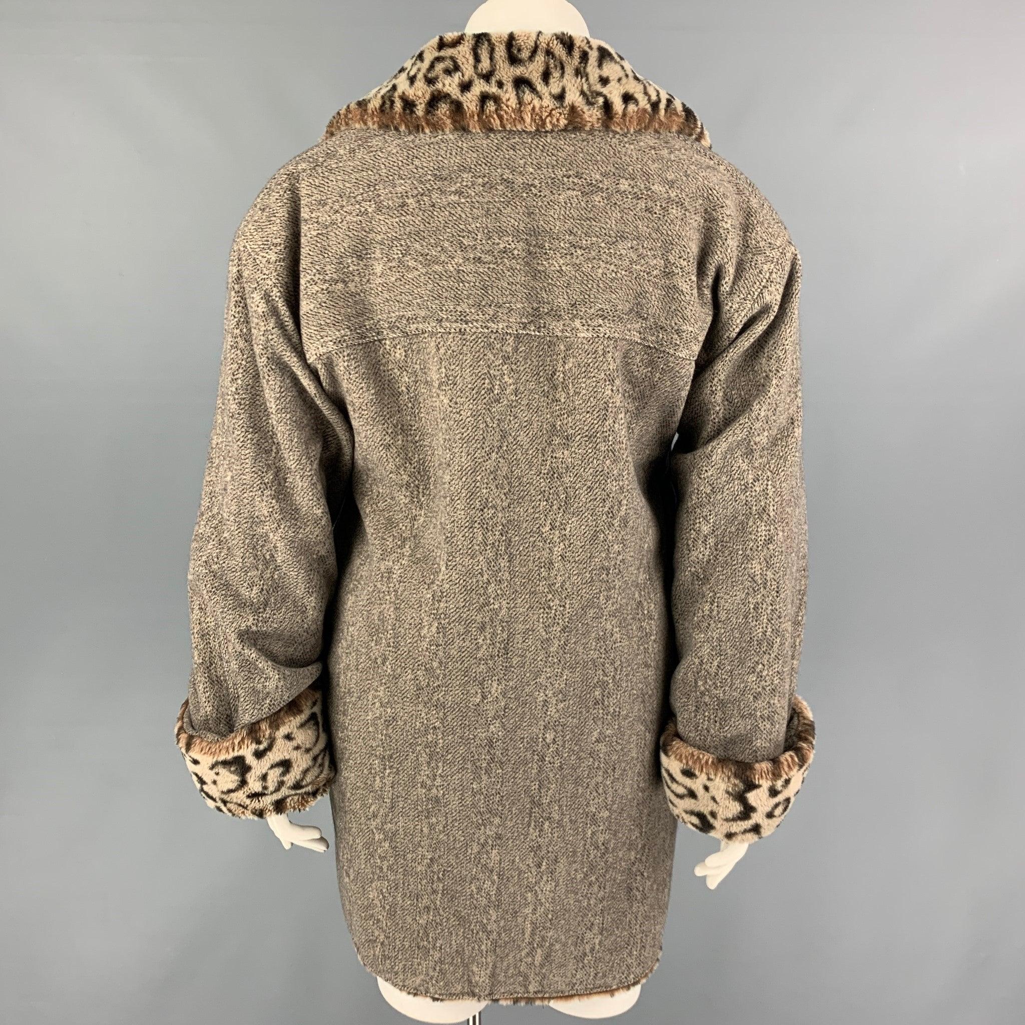 Vintage BILL BLASS Size One Size Grey Brown Animal Print Coat In Good Condition For Sale In San Francisco, CA