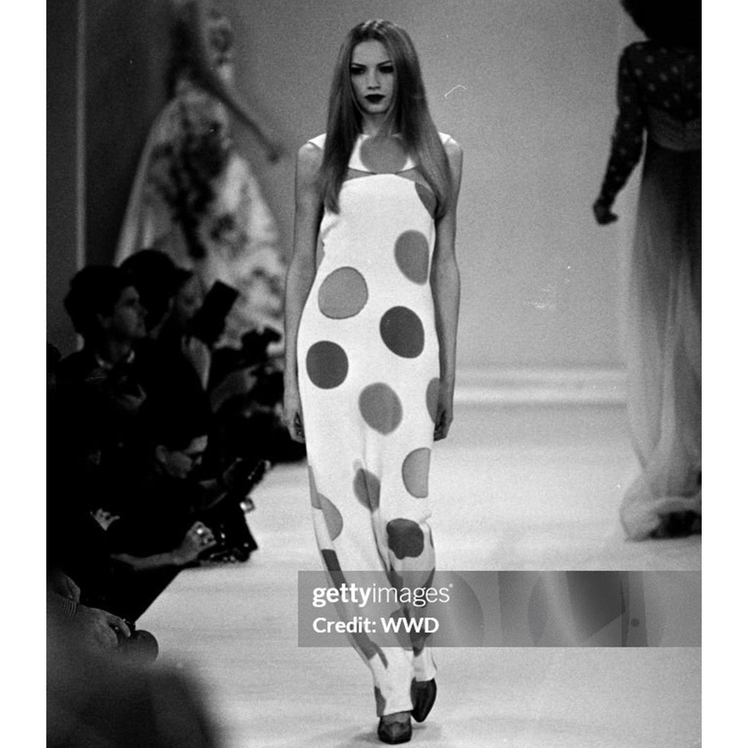Cette sensationnelle robe de soirée vintage de Bill Blass est issue de sa collection de défilés de 1994 et elle est absolument magnifique. La robe est en soie luxueuse et comporte des points d'aquarelle géants dans de jolies nuances de blanc. 