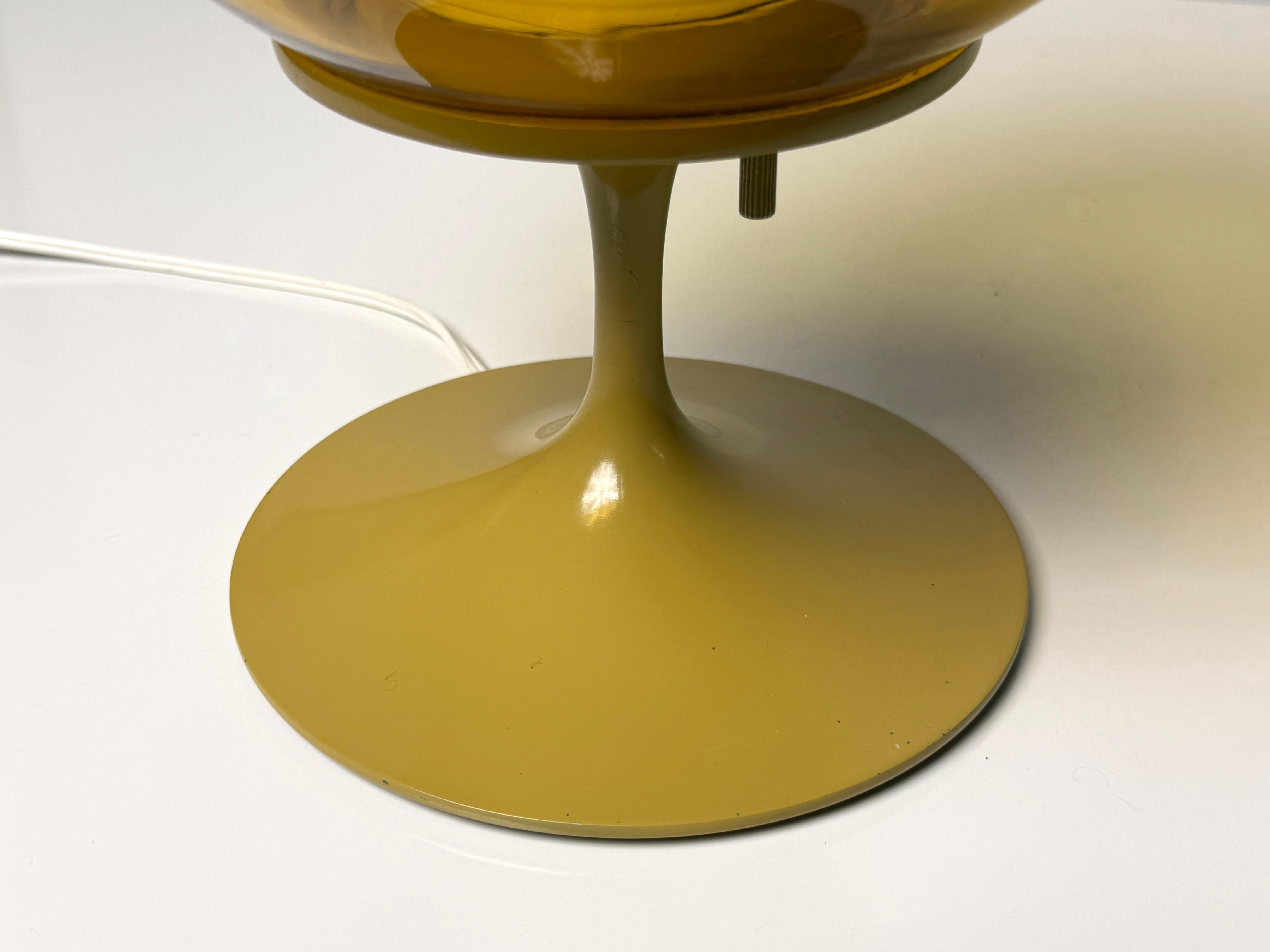 Vintage Bill Curry Lámpara de tulipán de stemlite con globo de cristal ámbar Design Line Años 70 Metal en venta