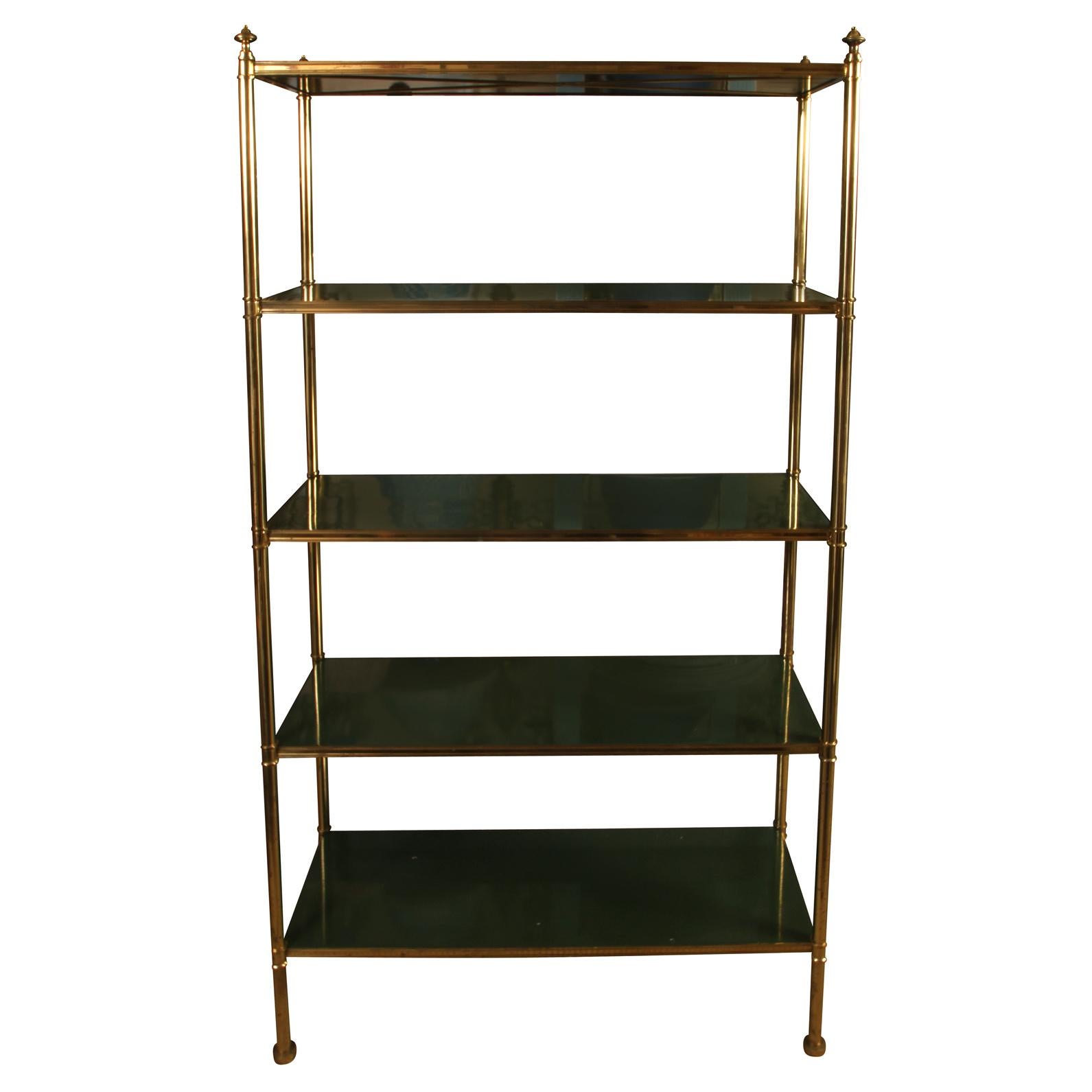 Estantería vintage Billy Baldwin Brass con estantes lacados en verde Regencia en venta