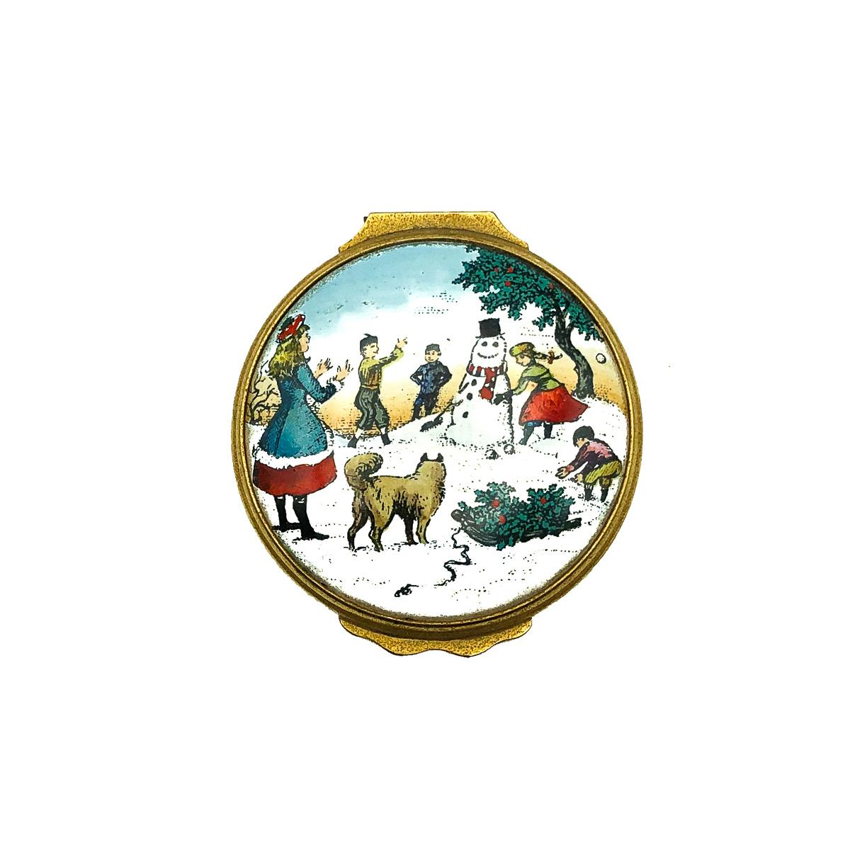 The perfect keepsake. A Vintage Bilston & Battersea Enamel 1979 Christmas Box. Crafted in glass enamel and gold plate. In very good vintage condition. Approx. 4cms wide. A wonderful vintage Christmas keepsake for Christmas's to come.

Established in