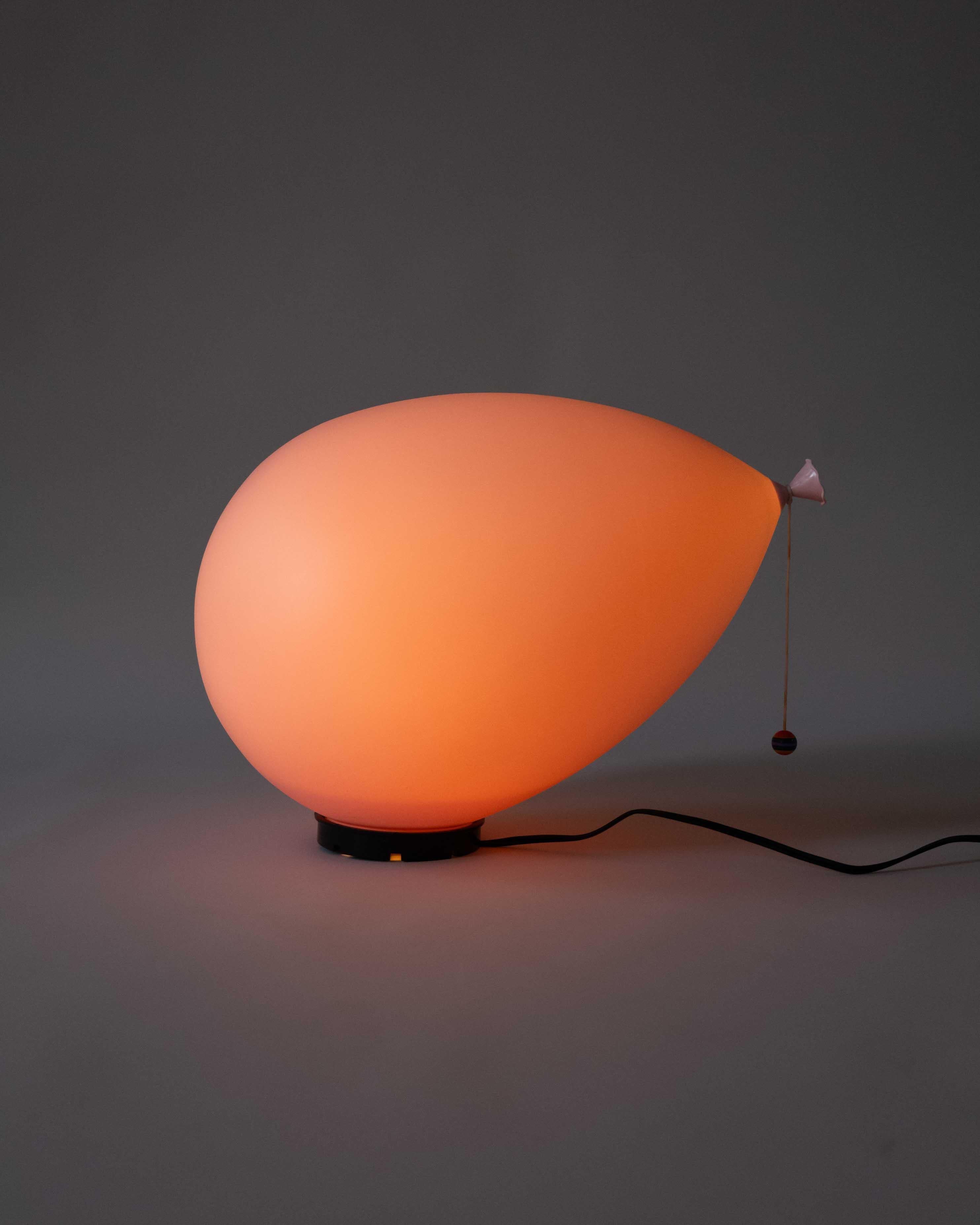 Giocosa e iconica, questa lampada vintage a palloncino Bilumen è stata disegnata da Yves Christin negli anni '80 e prodotta in Italia. Realizzato in acrilico leggero in un tenue colore rosa opaco, si monta direttamente alla parete o al soffitto,