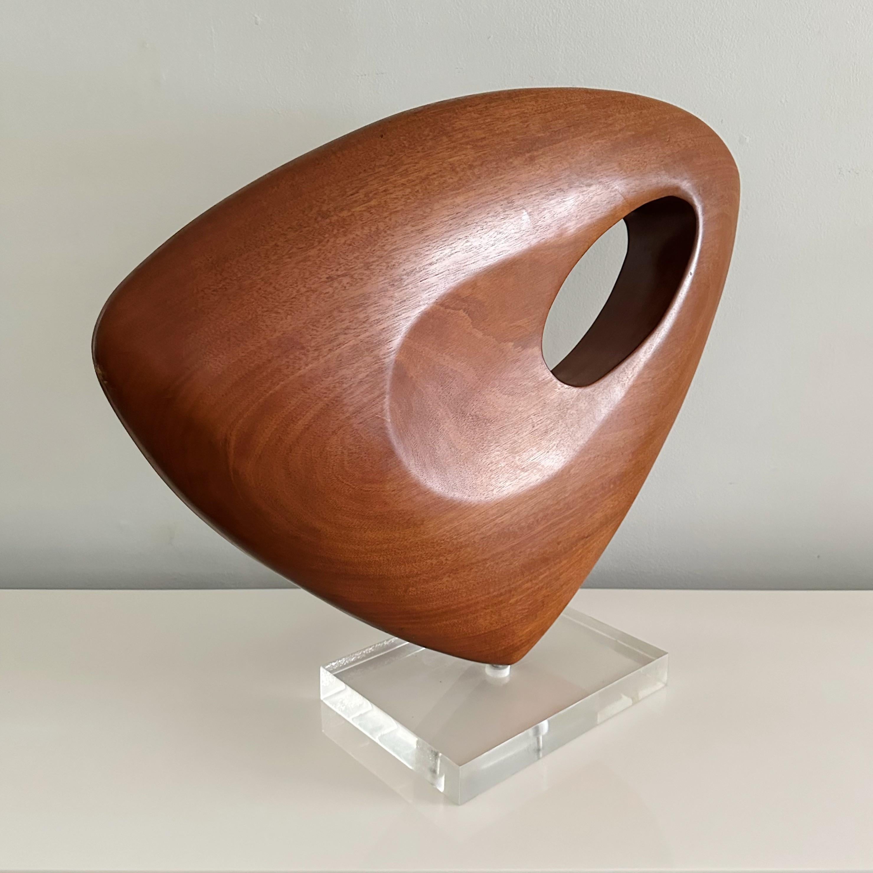 Américain Sculpture biomorphique abstraite vintage en bois sur socle en lucite en vente