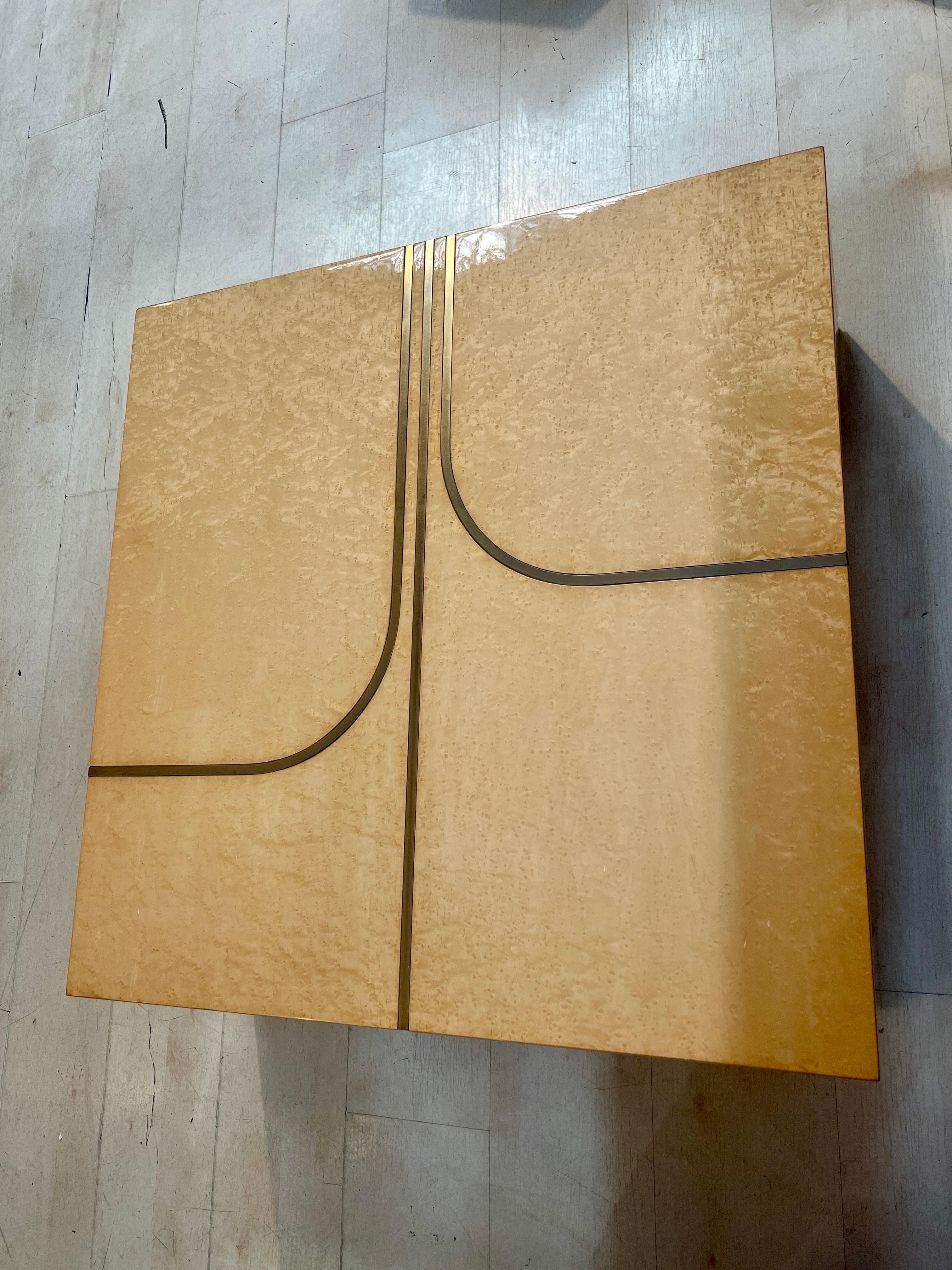 Mesa baja vintage de abedul con incrustaciones de latón, 1970 en venta 4