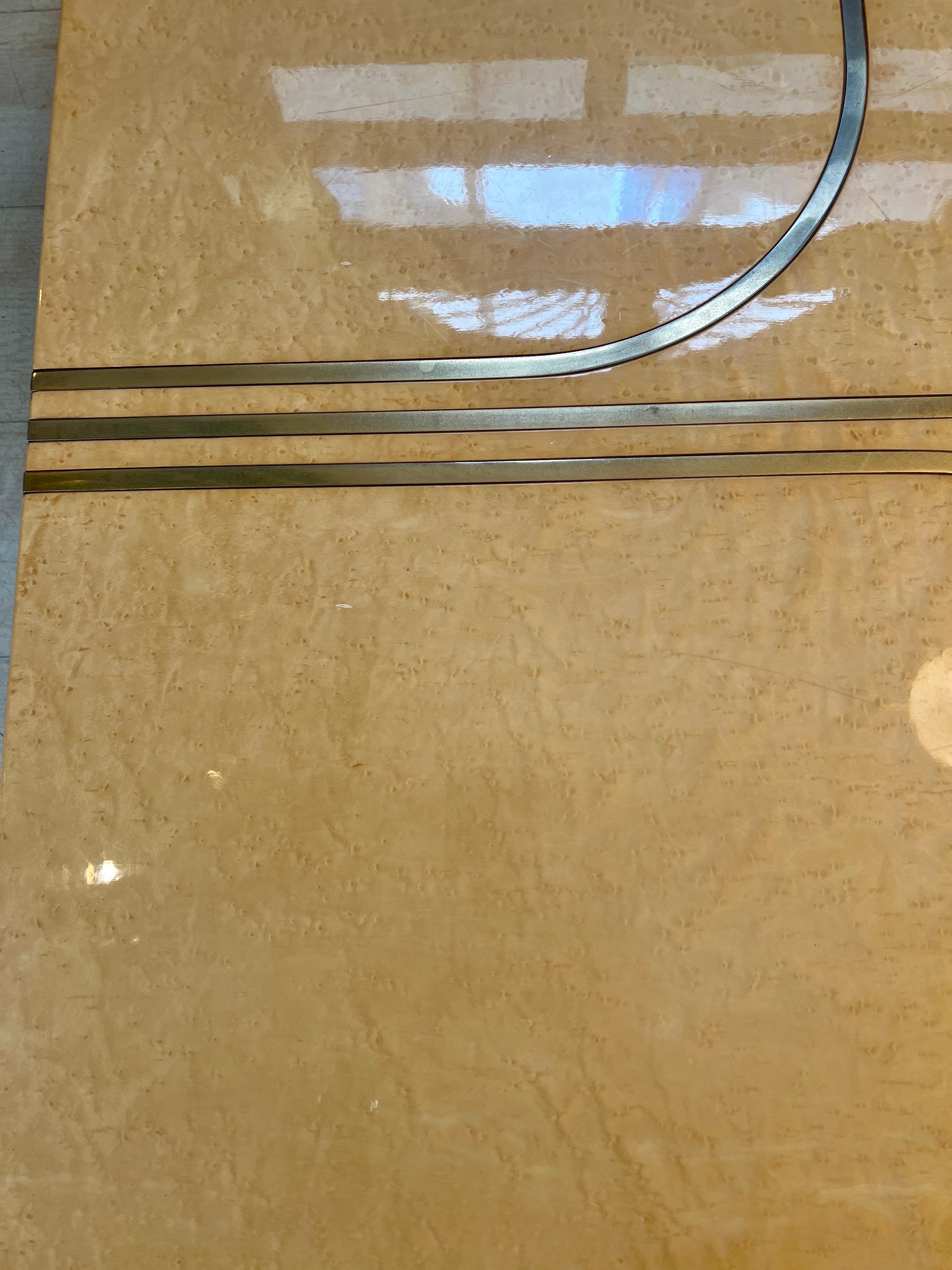 Mesa baja vintage de abedul con incrustaciones de latón, 1970 en venta 6