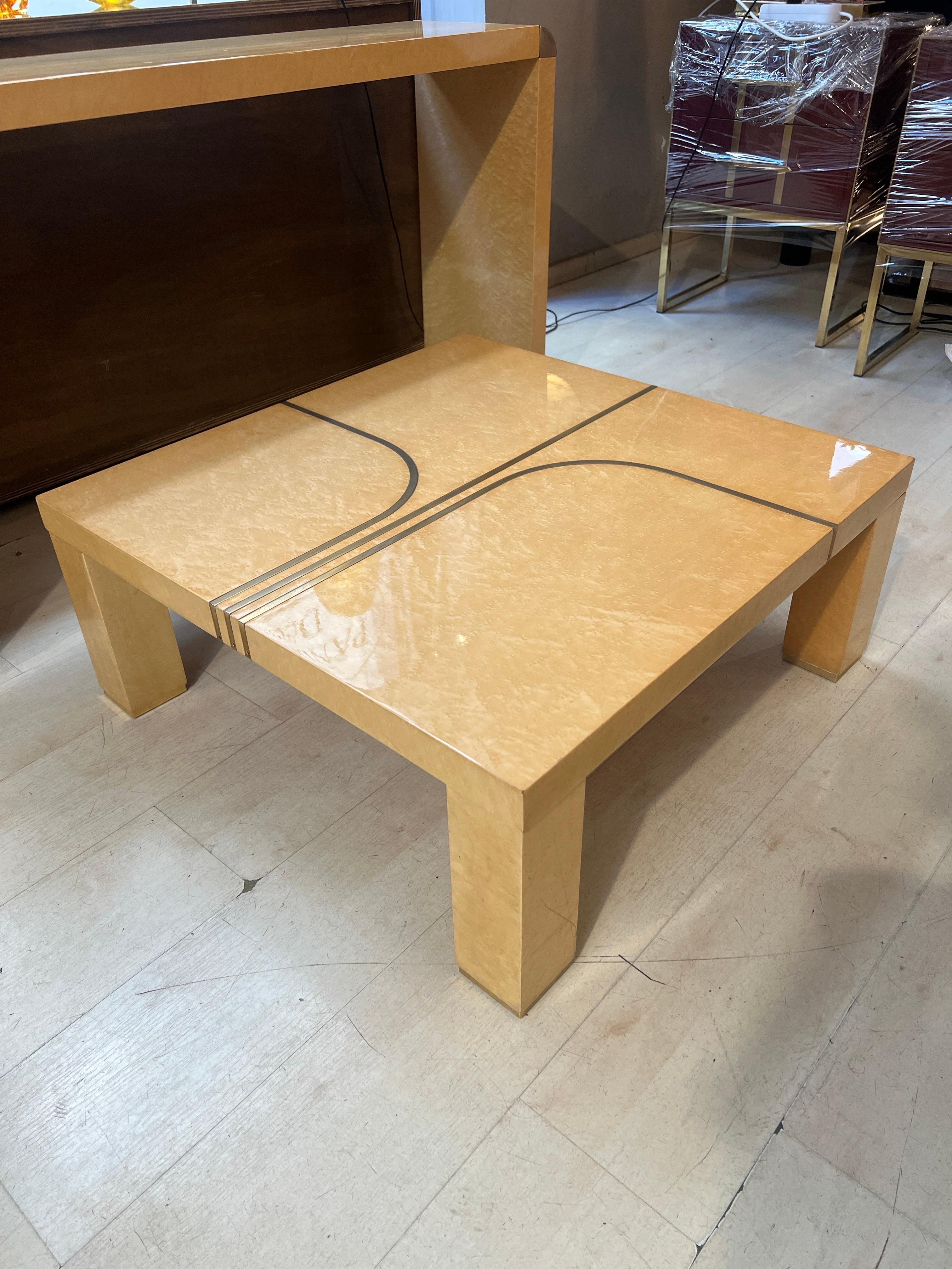 Mesa baja vintage de abedul con incrustaciones de latón, 1970 Italiano en venta
