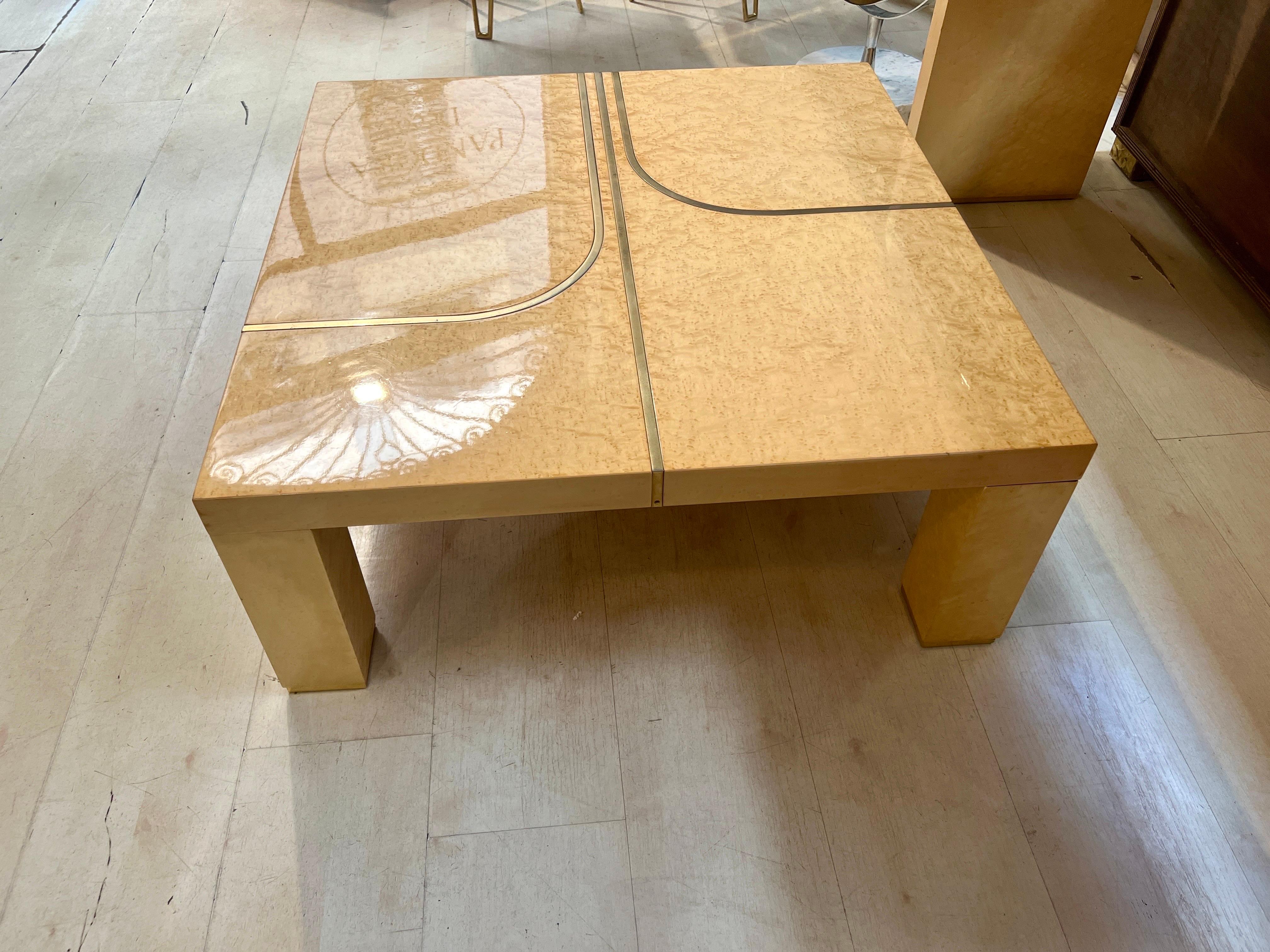 Mesa baja vintage de abedul con incrustaciones de latón, 1970 finales del siglo XX en venta
