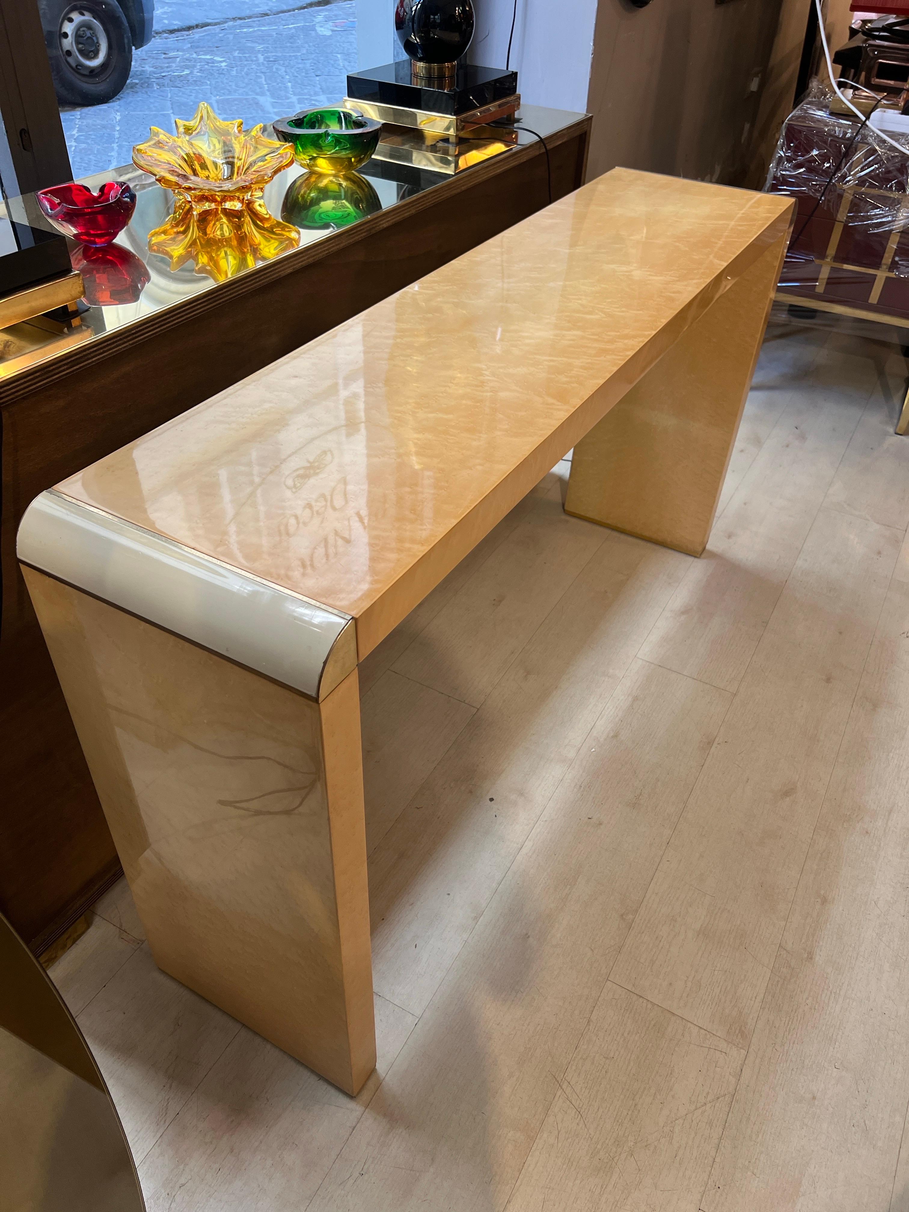 Console vintage in radica di betulla con intarsi in ottone, 1970 in vendita 3