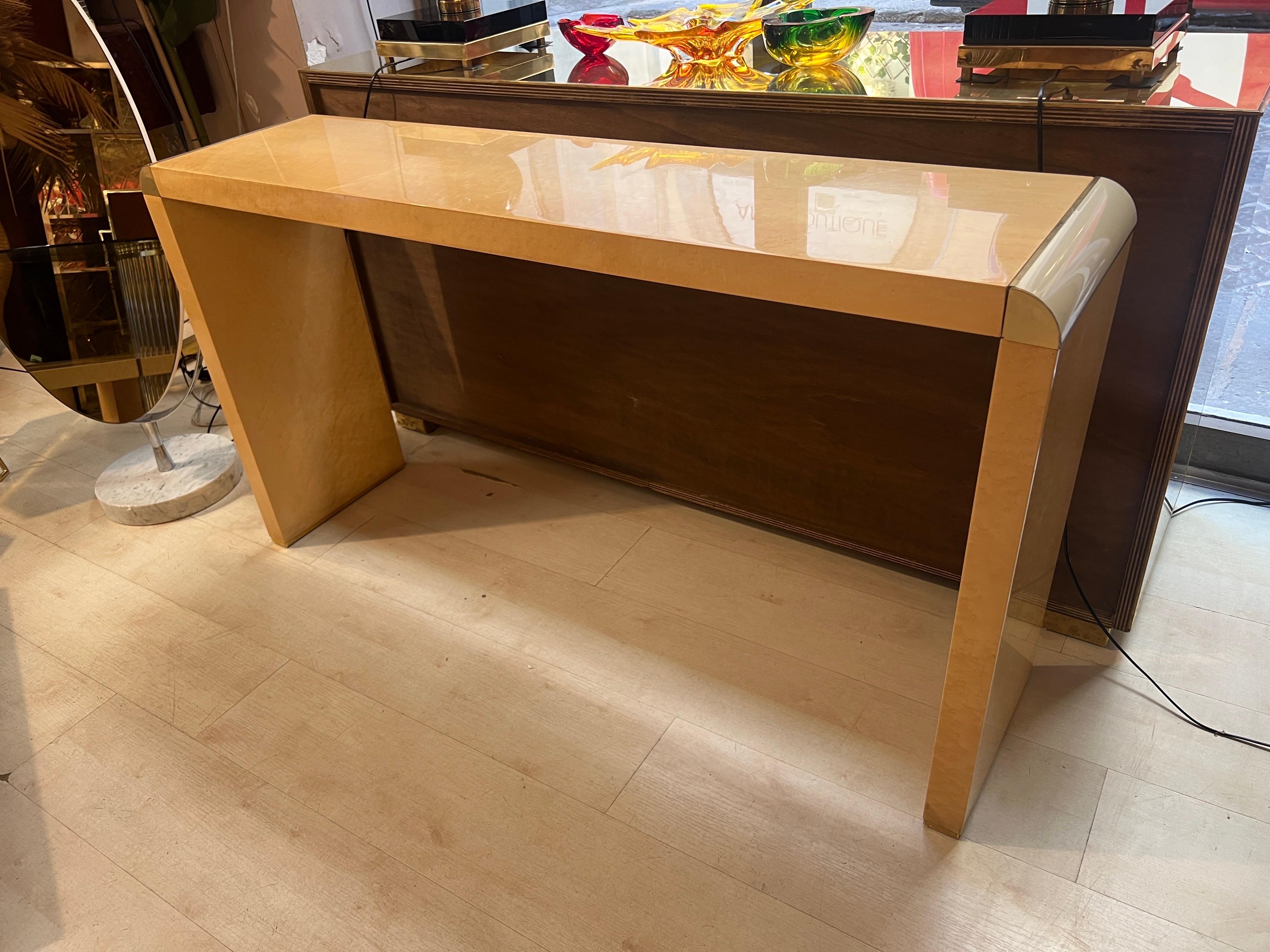 Console vintage in radica di betulla con intarsi in ottone, 1970 in vendita 4