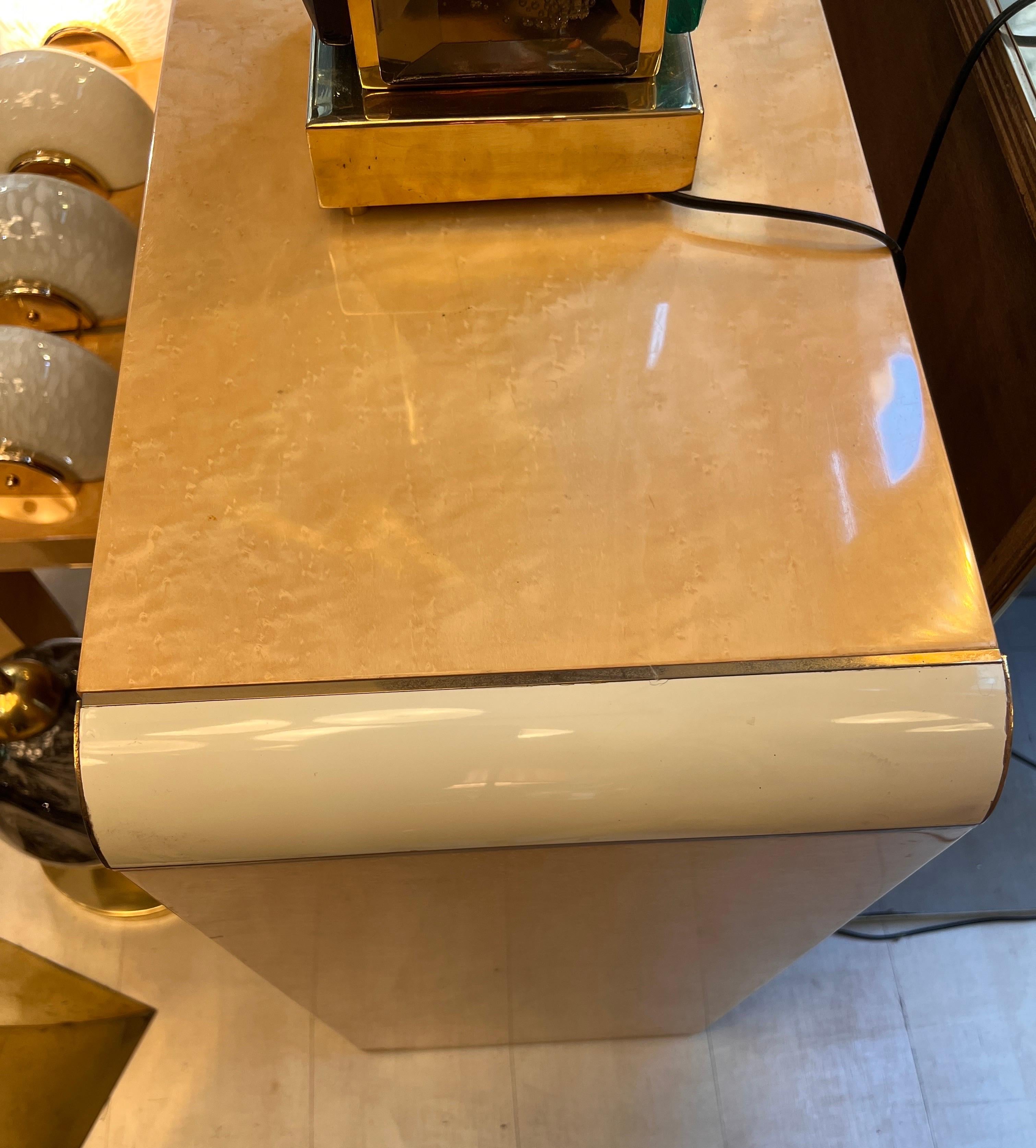 Console vintage in radica di betulla con intarsi in ottone, 1970 in vendita 8