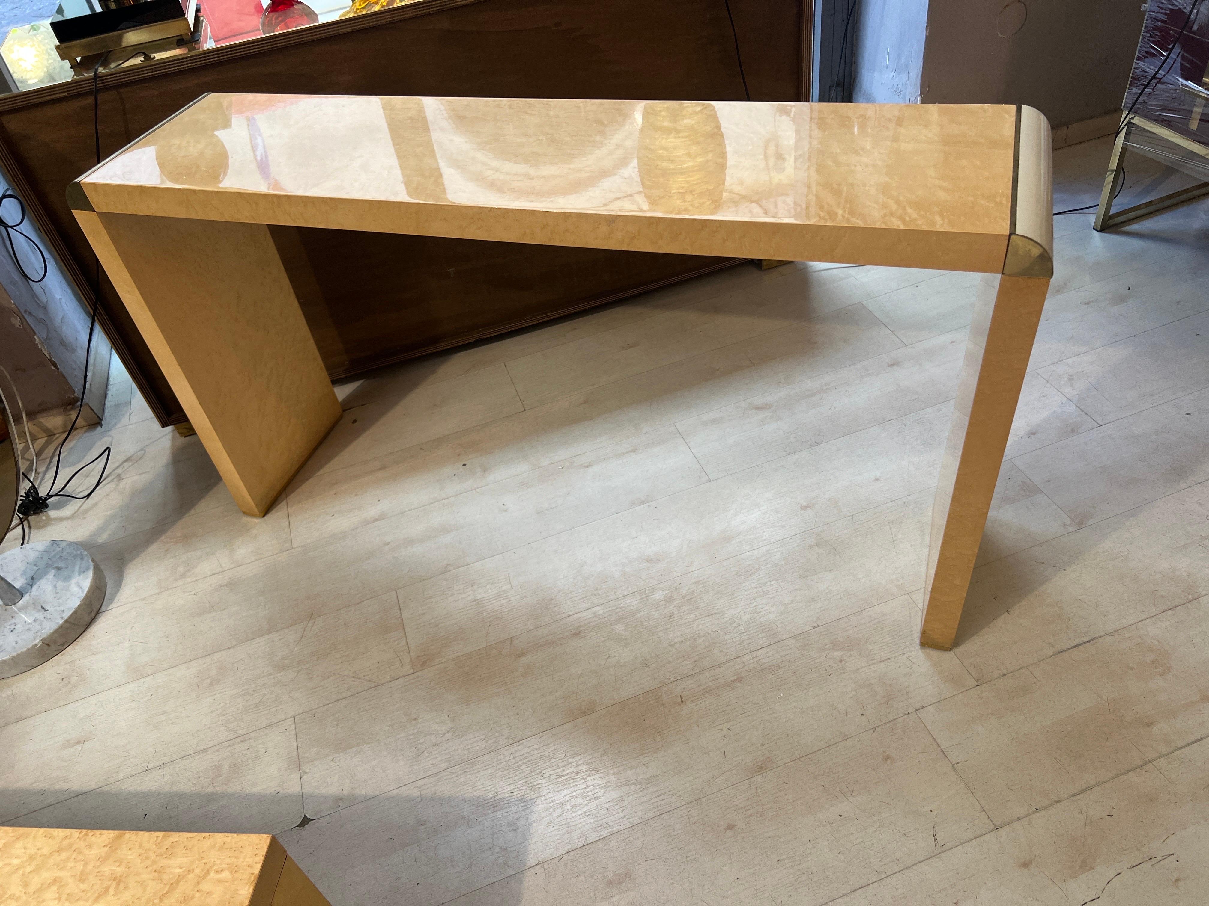 Console vintage in radica di betulla con intarsi in ottone.
Buone condizioni vintage.
Disponibile come set con console e tavolino coordinati