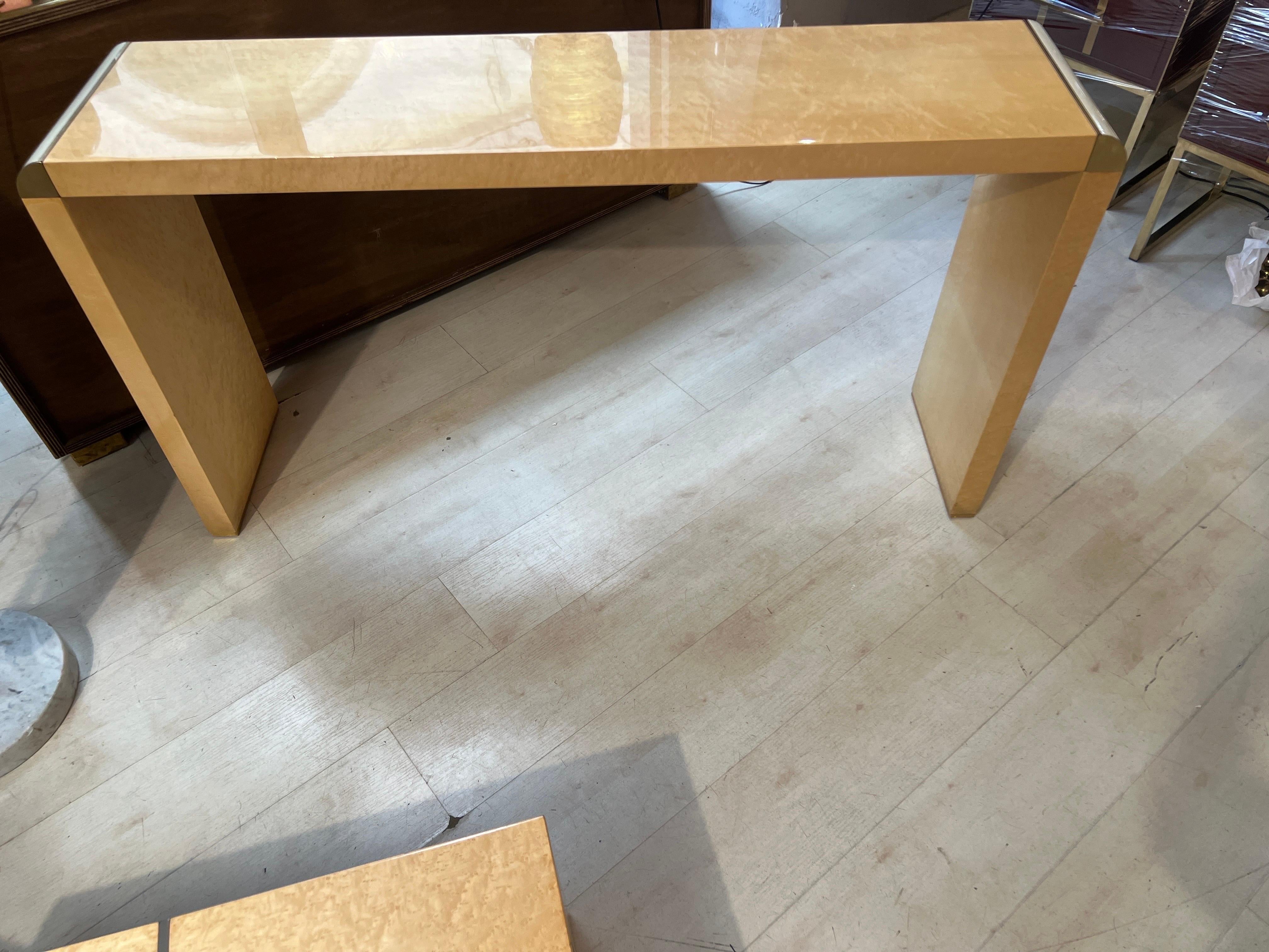 Moderno Console vintage in radica di betulla con intarsi in ottone, 1970 in vendita
