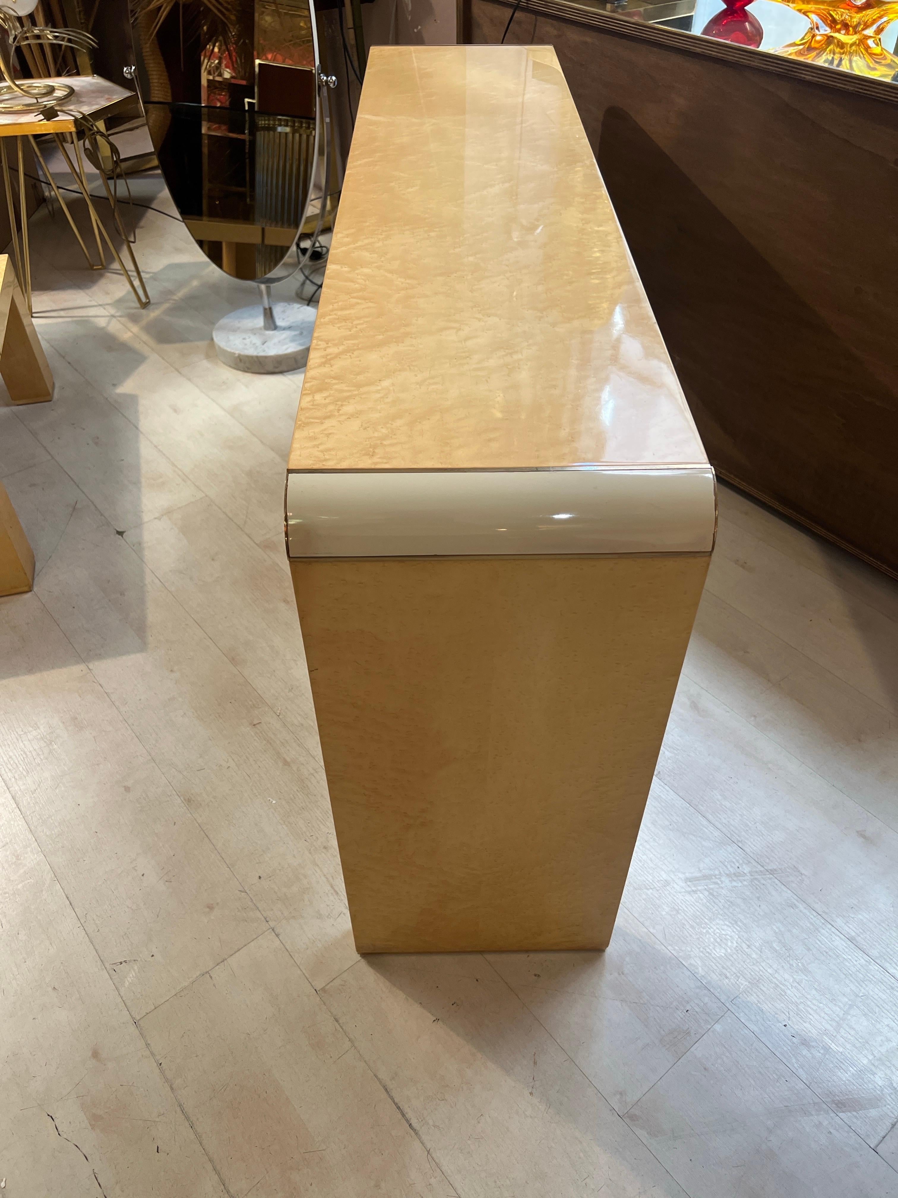 Console vintage in radica di betulla con intarsi in ottone, 1970 In condizioni buone in vendita a Florence, IT