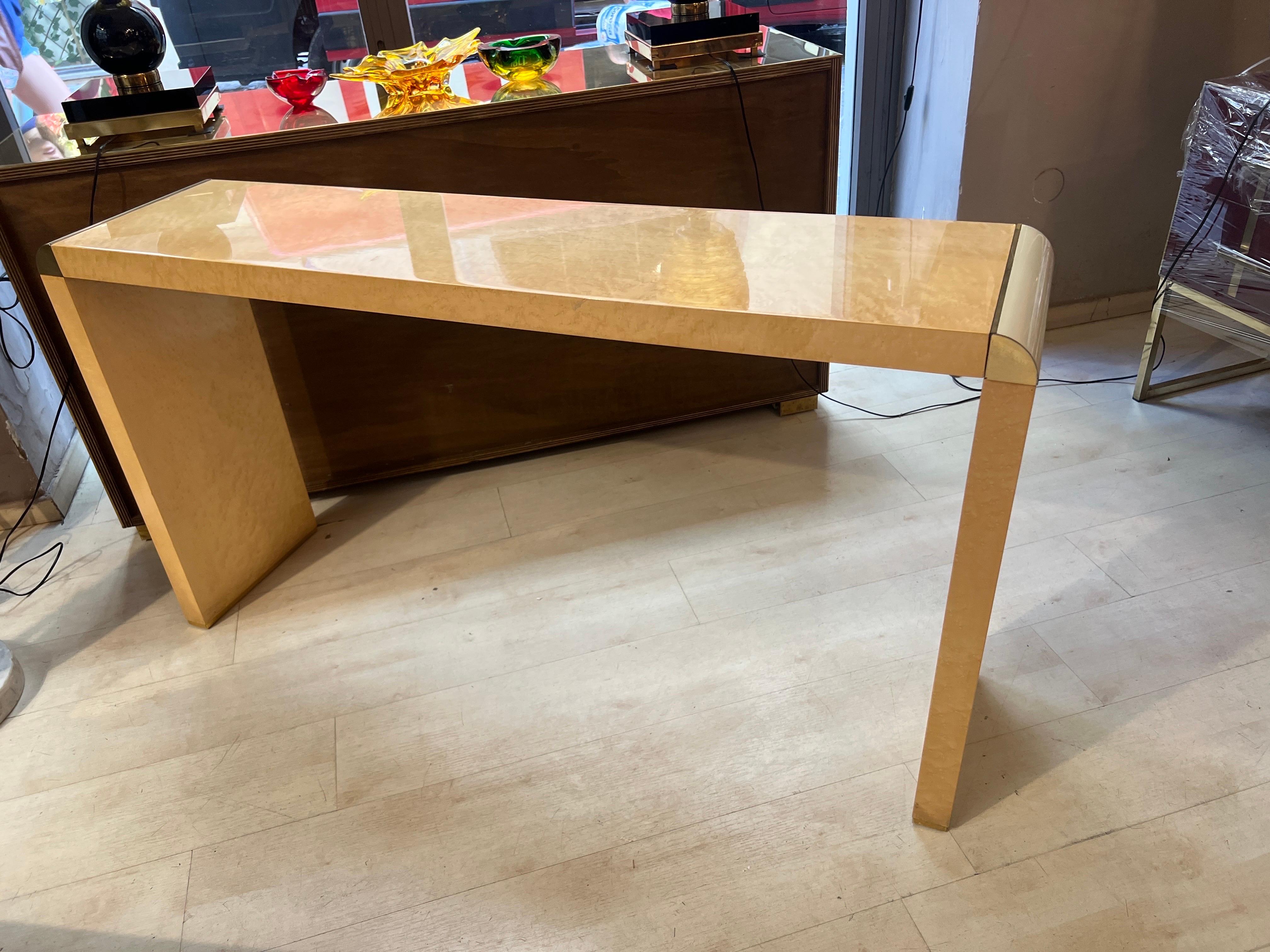 Fine XX secolo Console vintage in radica di betulla con intarsi in ottone, 1970 in vendita