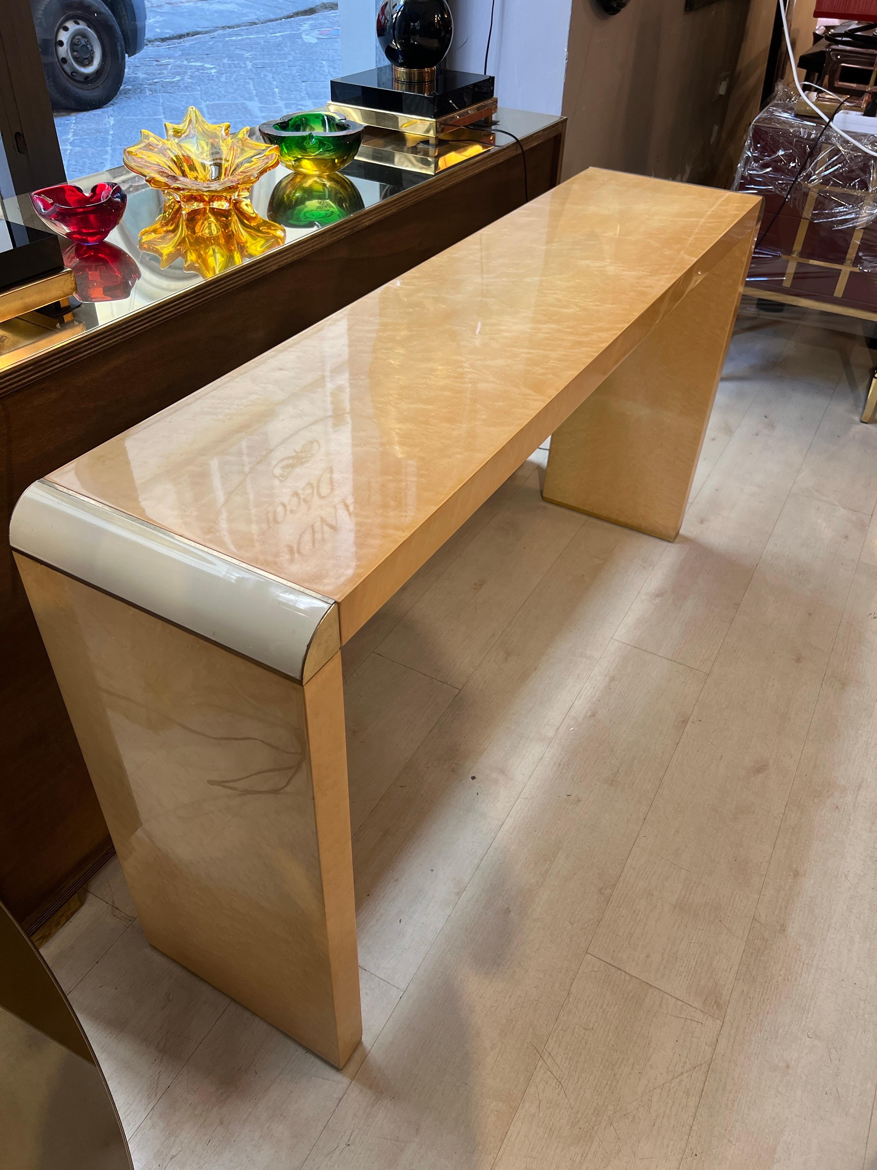 Console vintage in radica di betulla con intarsi in ottone, 1970 in vendita 1