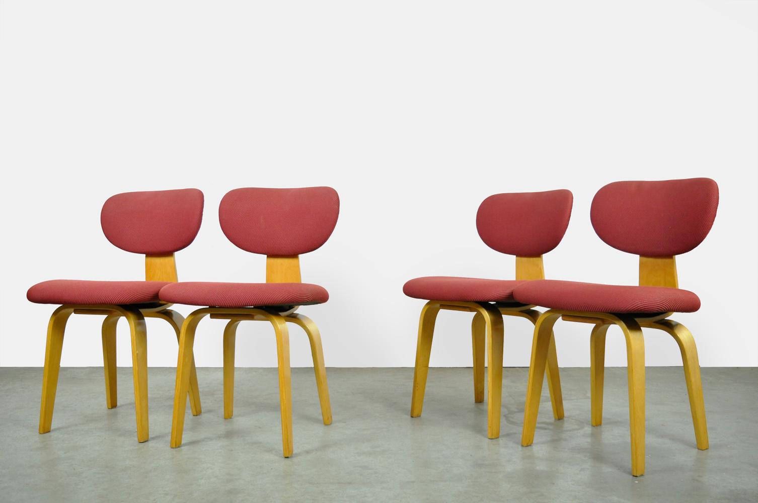 Set of 4 vintage birch dining table chairs SB02 designed by Cees Braakman in 1952 for Pastoe, the Netherlands. The chairs have a beautiful curved birch plywood construction with an upholstered seat and backrest. The characteristic chairs are