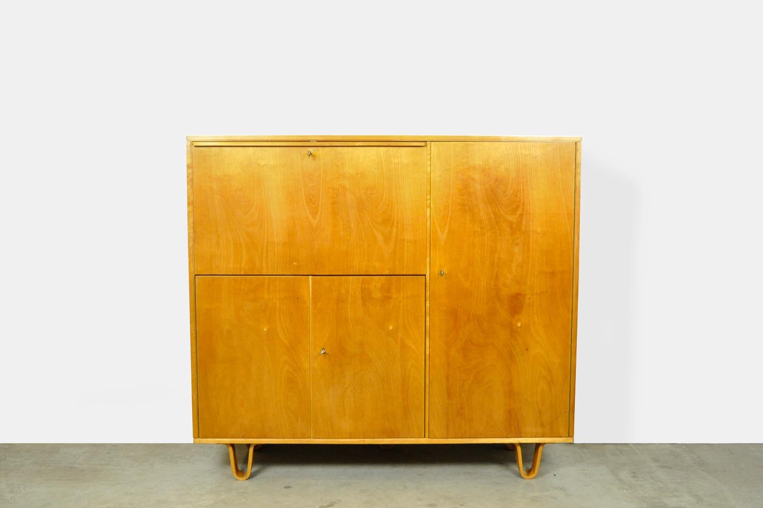 Vintage Birch series sideboard CB01, designed by Cees Braakman for Pastoe, 1950s. The cabinet has a birch veneer finish, stands on the characteristic plywood loop legs and has the well-known anti-dust drawers. The vintage furniture belongs to the
