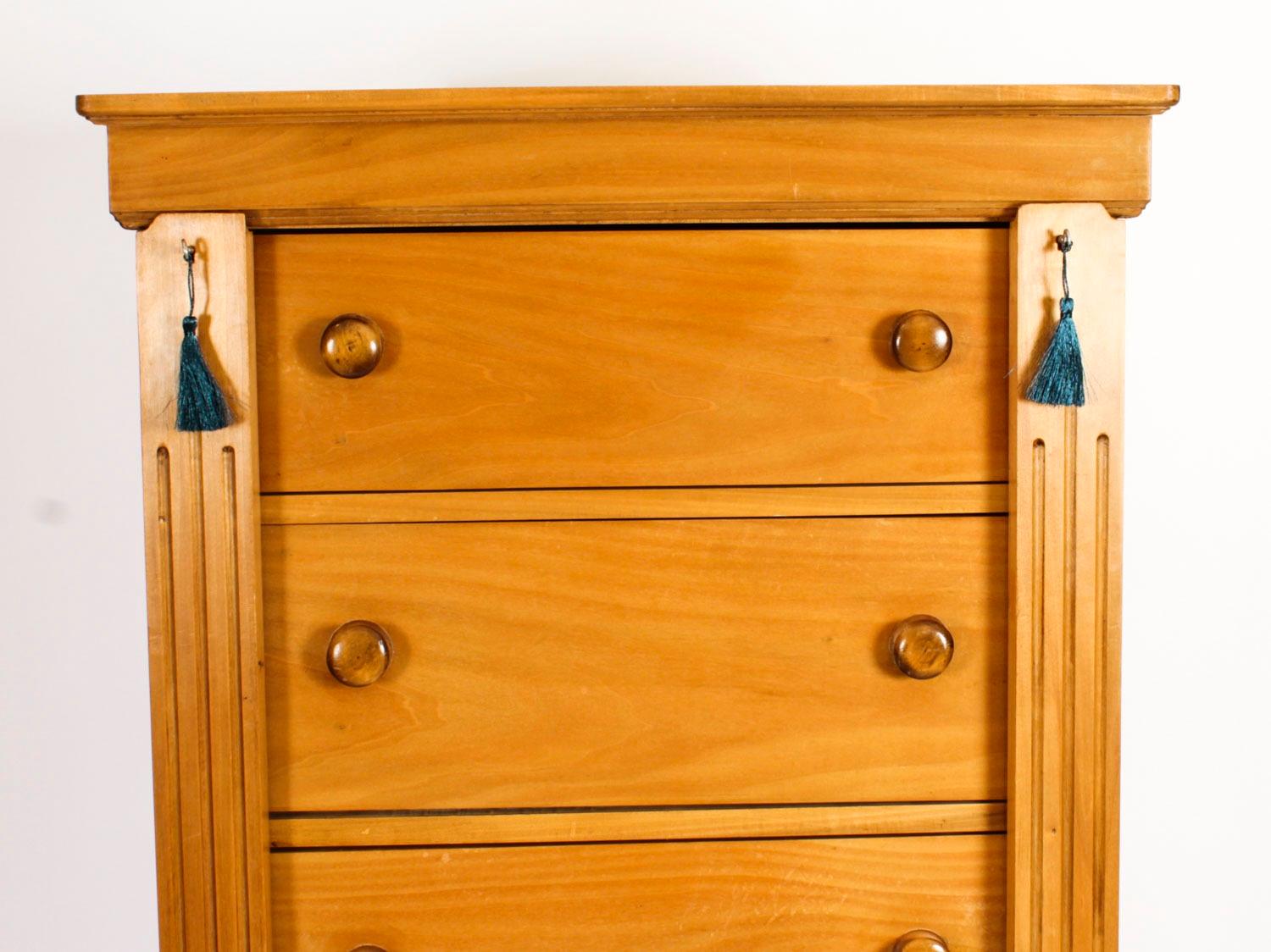 Vintage Birch wood Wellington Chest Late 20 Century In Good Condition For Sale In London, GB