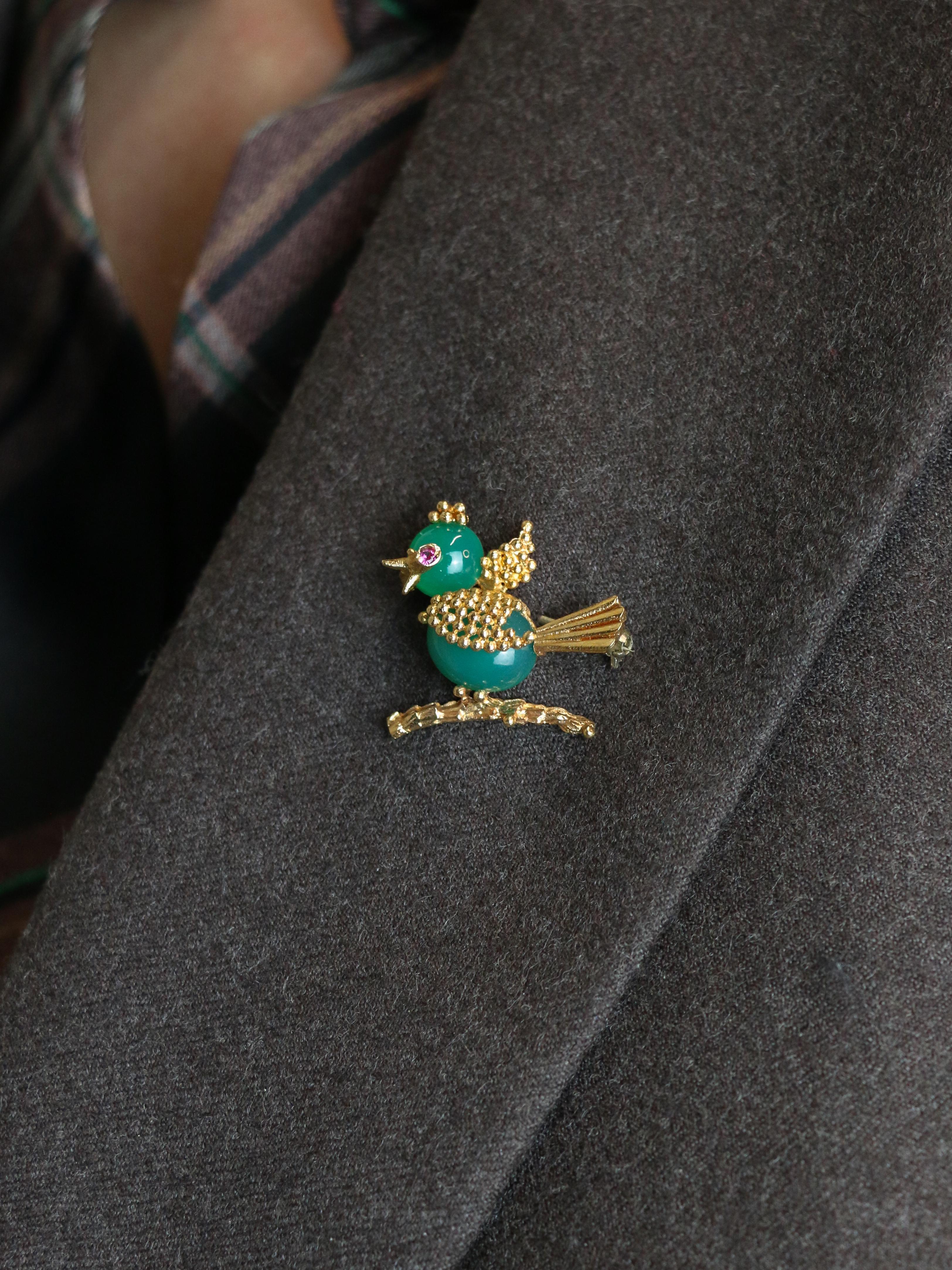 Brooch in 18k Gold (750‰) depicting a bird perched on a branch. The body and head are represented by cabochons of chrysoprase, with a small ruby for the eye. Likely Italian craftsmanship from the 1970s. Stamped with the 750 hallmark for 18k gold and