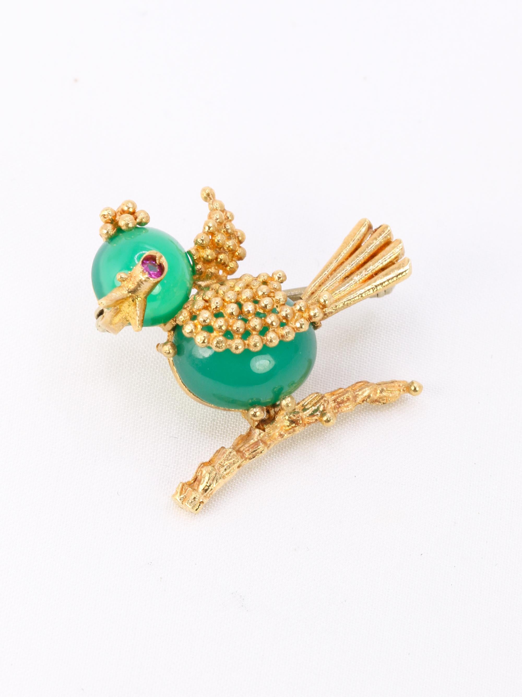 Cabochon Vintage Bird Brooch in Yellow Gold with Chrysoprase and Ruby