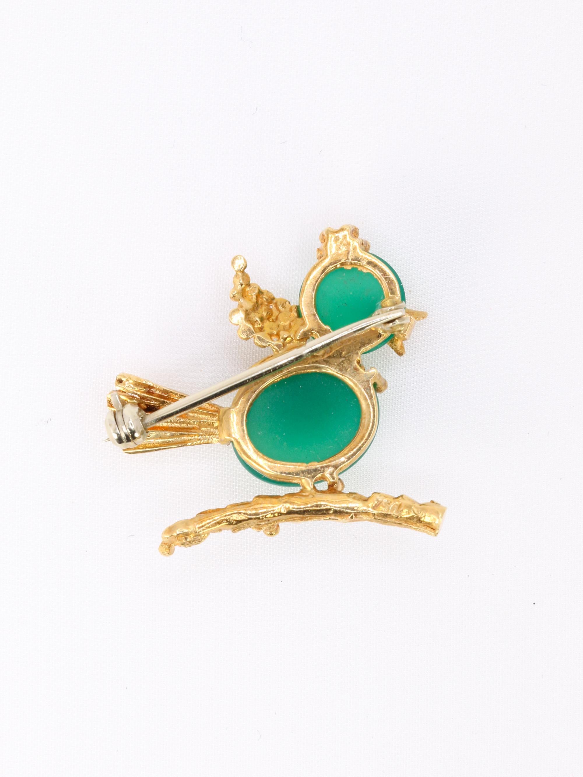Vintage Bird Brooch in Yellow Gold with Chrysoprase and Ruby In Good Condition In PARIS, FR