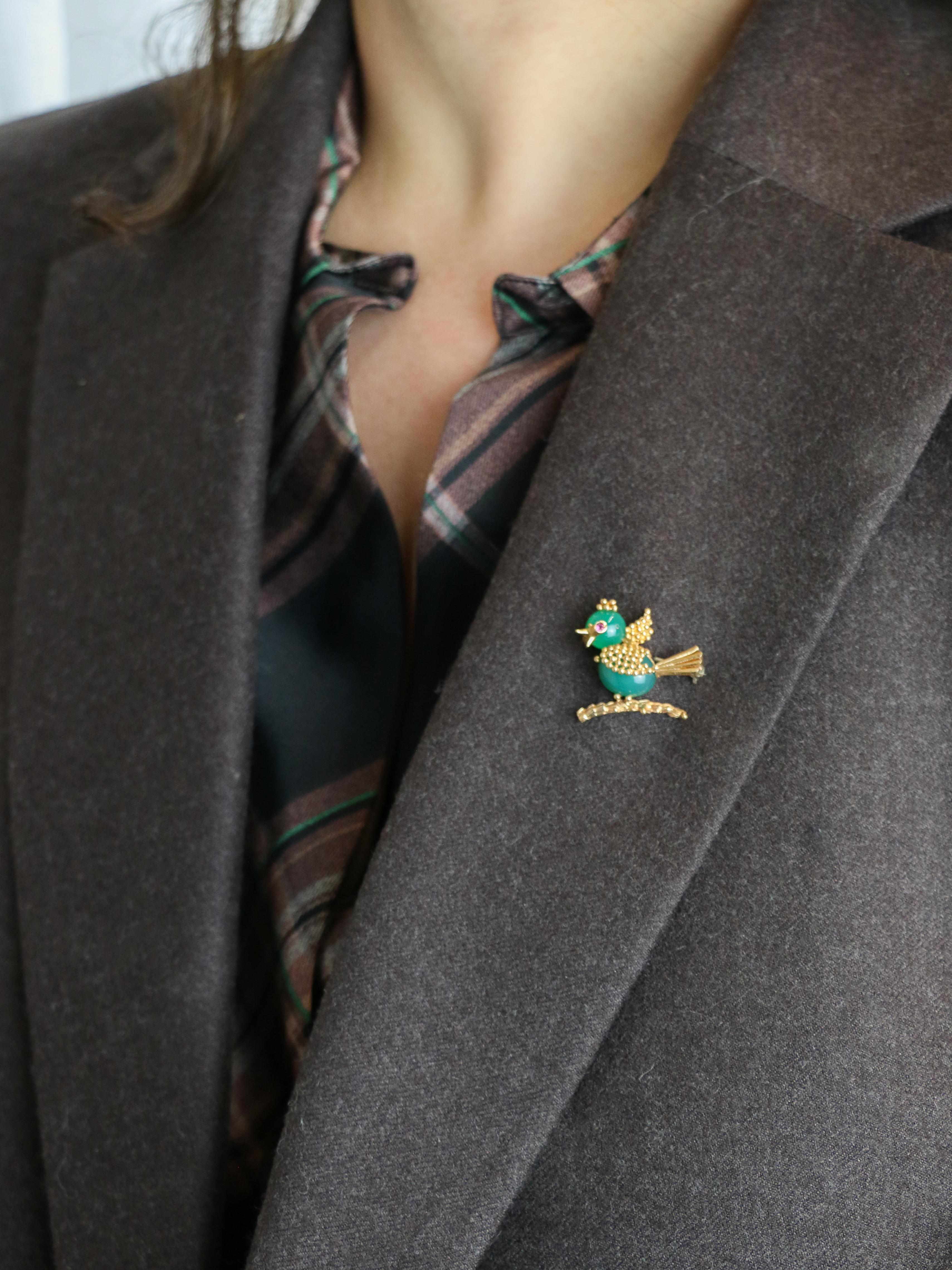 Women's Vintage Bird Brooch in Yellow Gold with Chrysoprase and Ruby