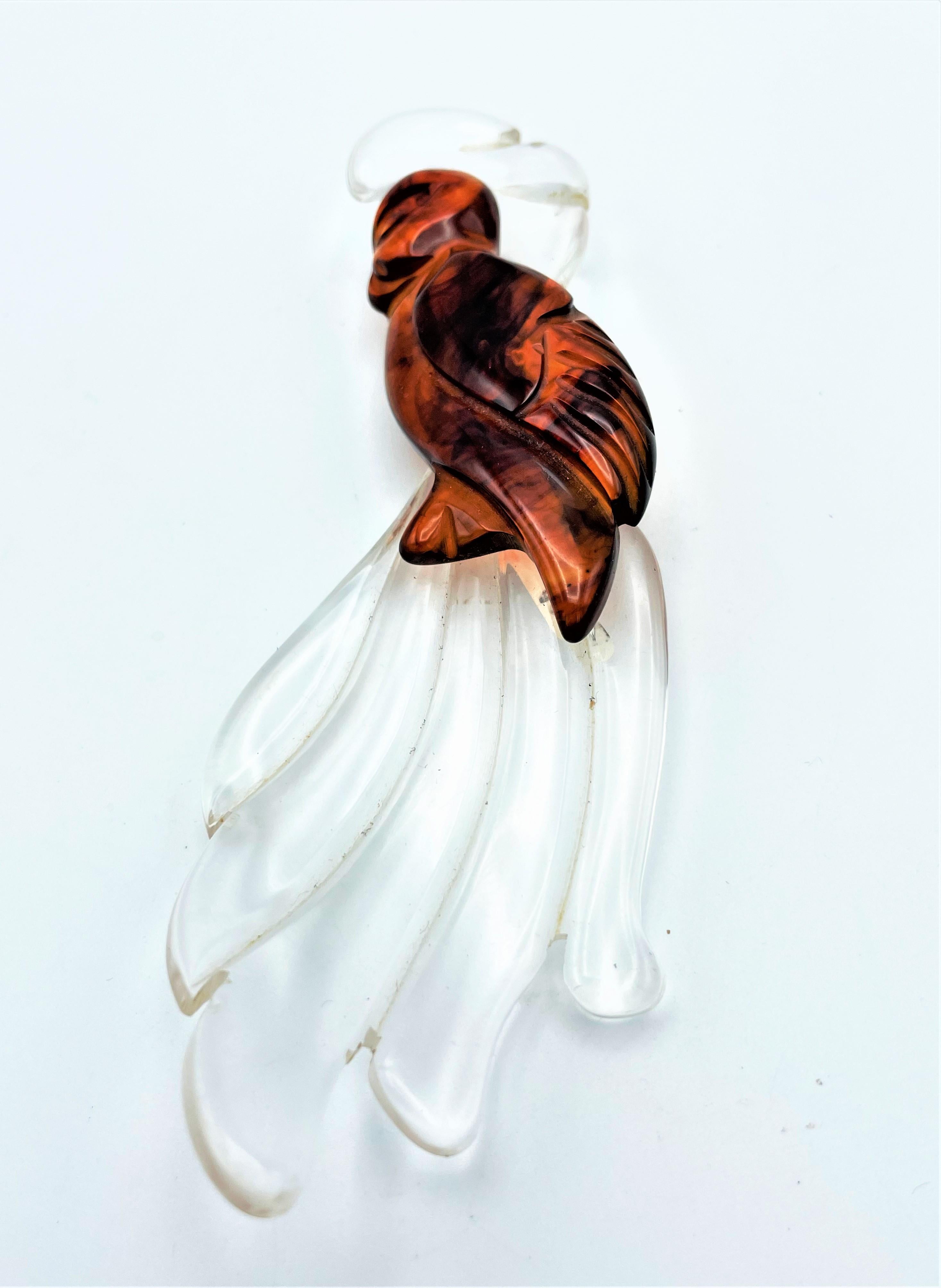 Vintage bird  brooch made of Lucite and brown Bakelite from the 1930/40s USA In Good Condition For Sale In Stuttgart, DE