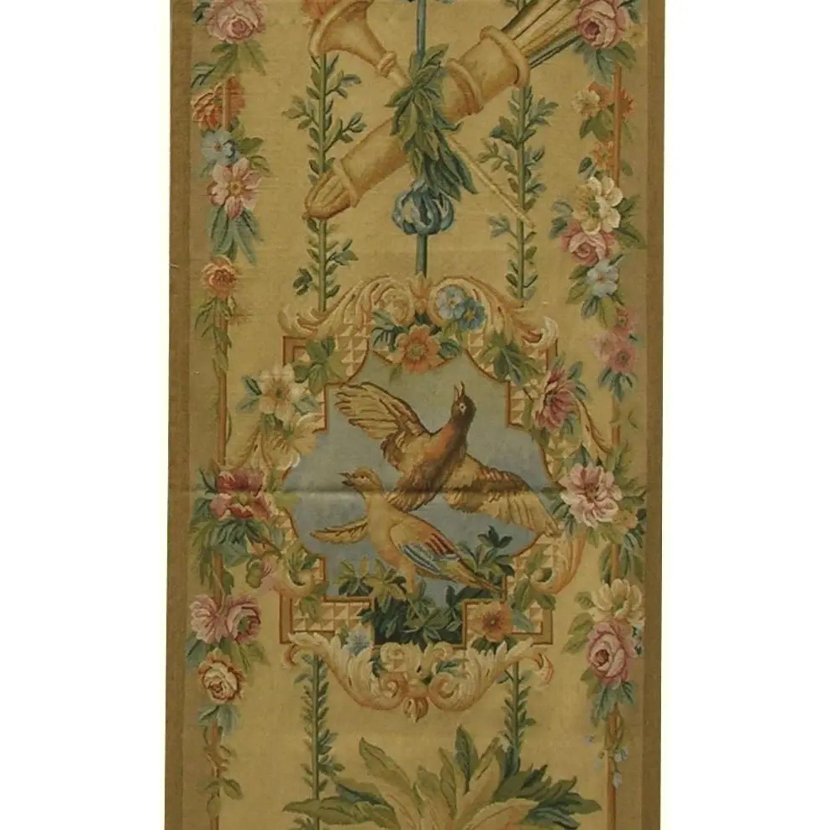 Ein Wandteppich ist, einfach ausgedrückt, ein Textil, das speziell entworfen und gewebt wurde, um eine künstlerische Szene darzustellen, die an einer Wand aufgehängt werden soll. Antike Wandteppiche, die vor mehr als 100 Jahren gewebt wurden, sind