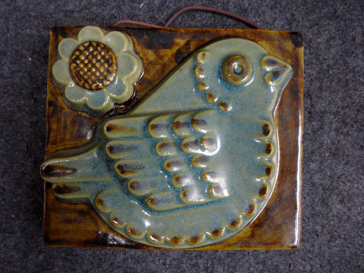 Assiette en céramique gaufrée à l'oiseau bleu des années 1960 provenant des ateliers Ego Stengods en Suède.

Très bon état, à noter un défaut de cuisson sous la céramique, voir photo.