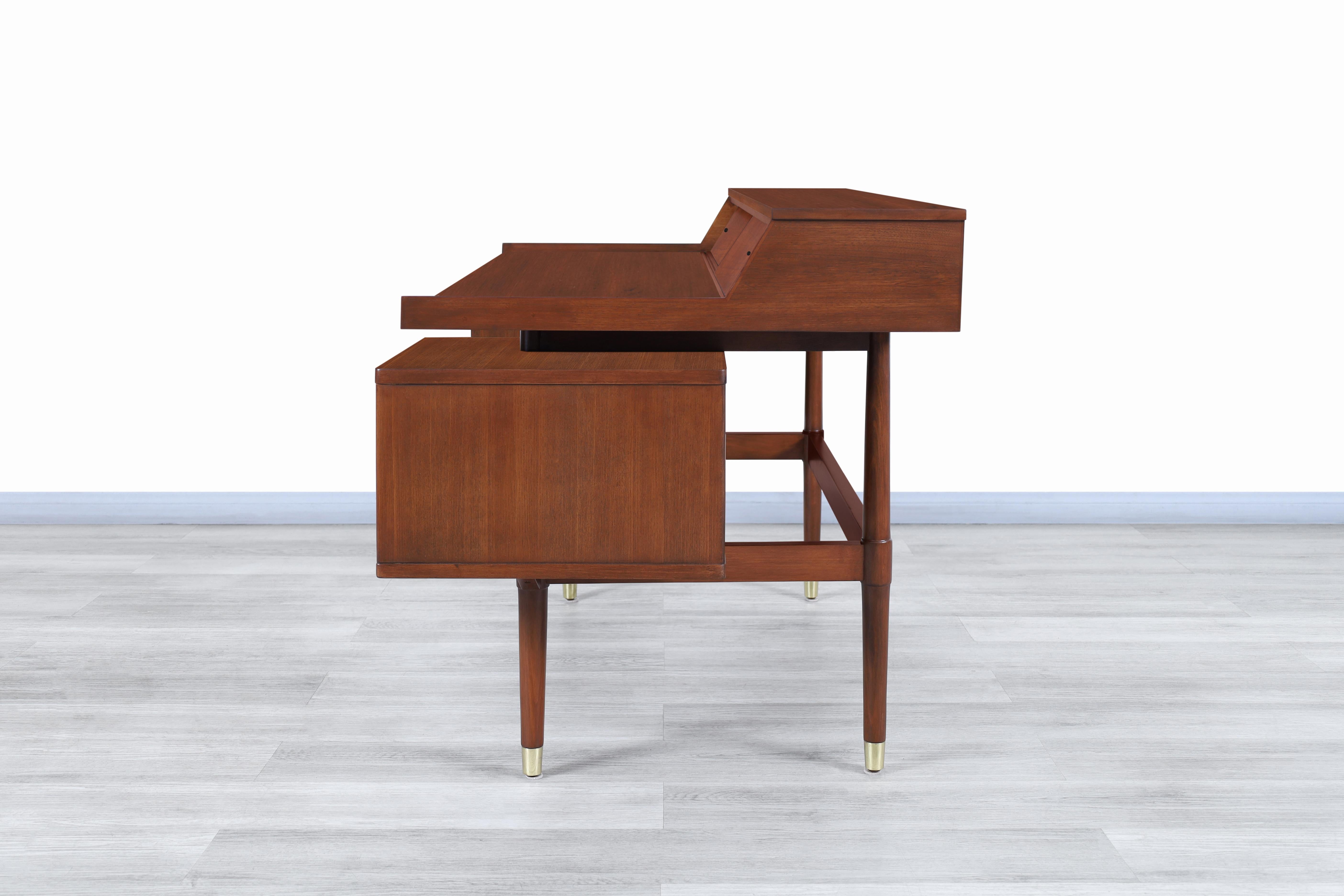 Schreibtisch „Biscayne“ aus Nussbaumholz mit schwebender Platte von Drexel im Angebot 1
