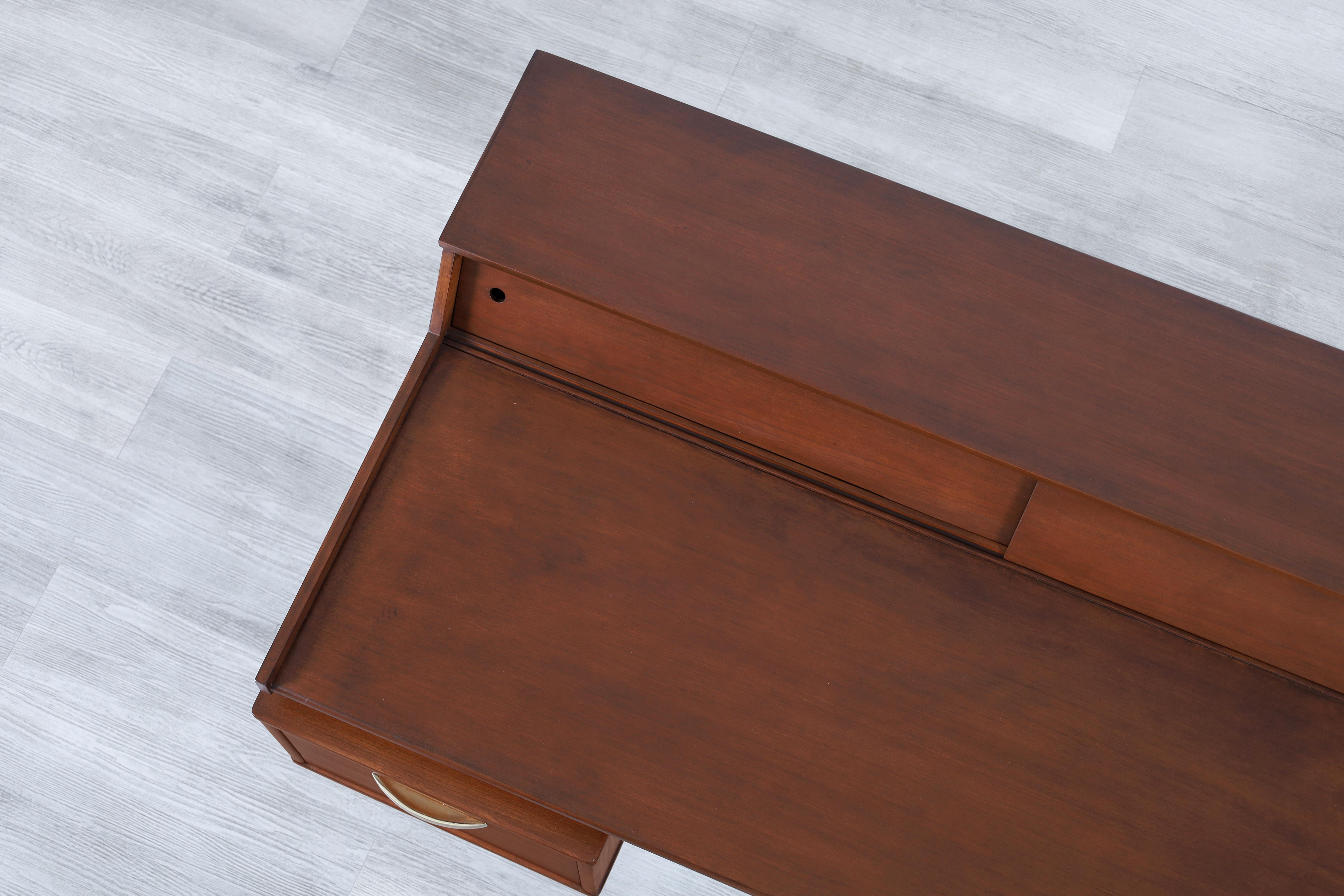 Schreibtisch „Biscayne“ aus Nussbaumholz mit schwebender Platte von Drexel im Angebot 3