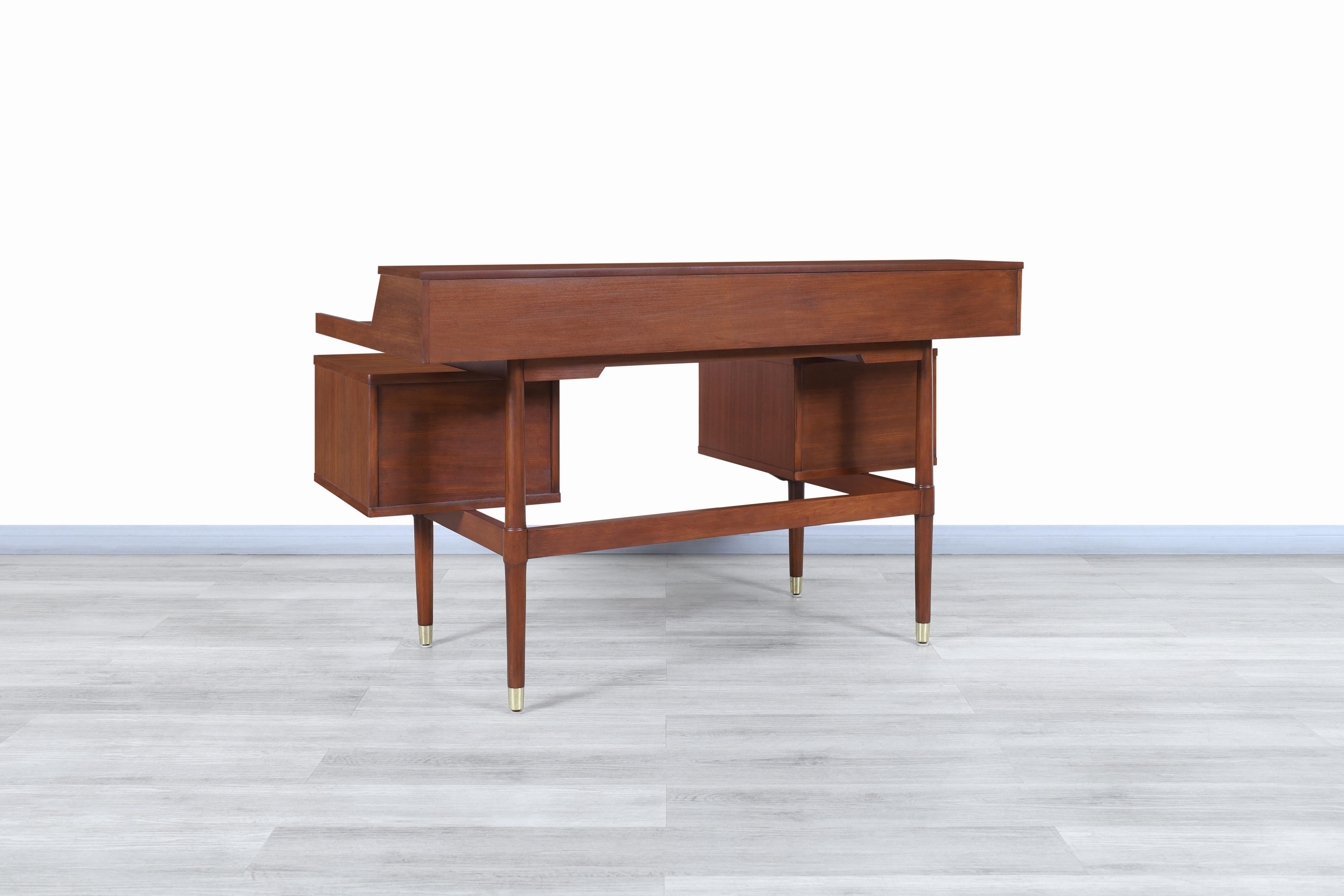 Schreibtisch „Biscayne“ aus Nussbaumholz mit schwebender Platte von Drexel (Mitte des 20. Jahrhunderts) im Angebot