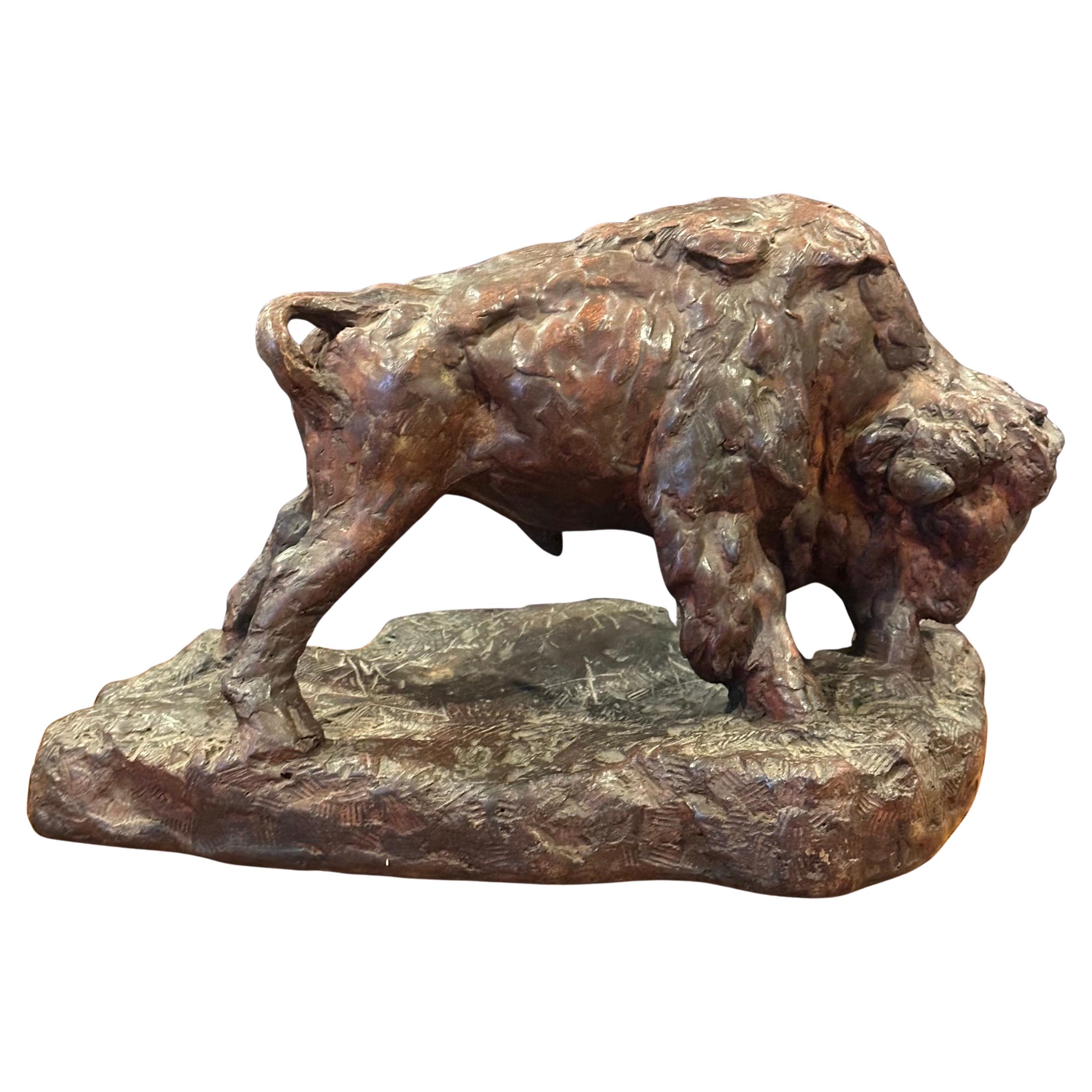 Una escultura vintage de bisonte/búfalo muy chula al estilo de Attila Tivadar, de hacia la década de 1970. La pieza está en muy buen estado vintage, con detalles maravillosos, y mide unas impresionantes 13,5