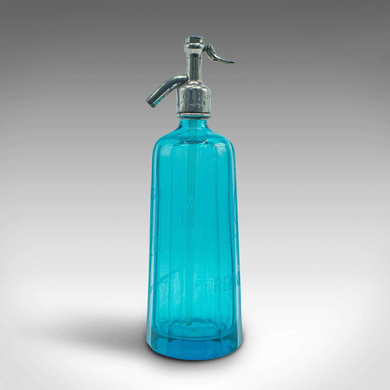 Il s'agit d'un siphon à soda bistro vintage. Bouteille d'eau de Seltz en verre bleu, datant du début du 20e siècle, vers 1930.

Ravissant siphon en verre vintage, avec de superbes couleurs et formes
Présentant une patine vieillie souhaitable sur