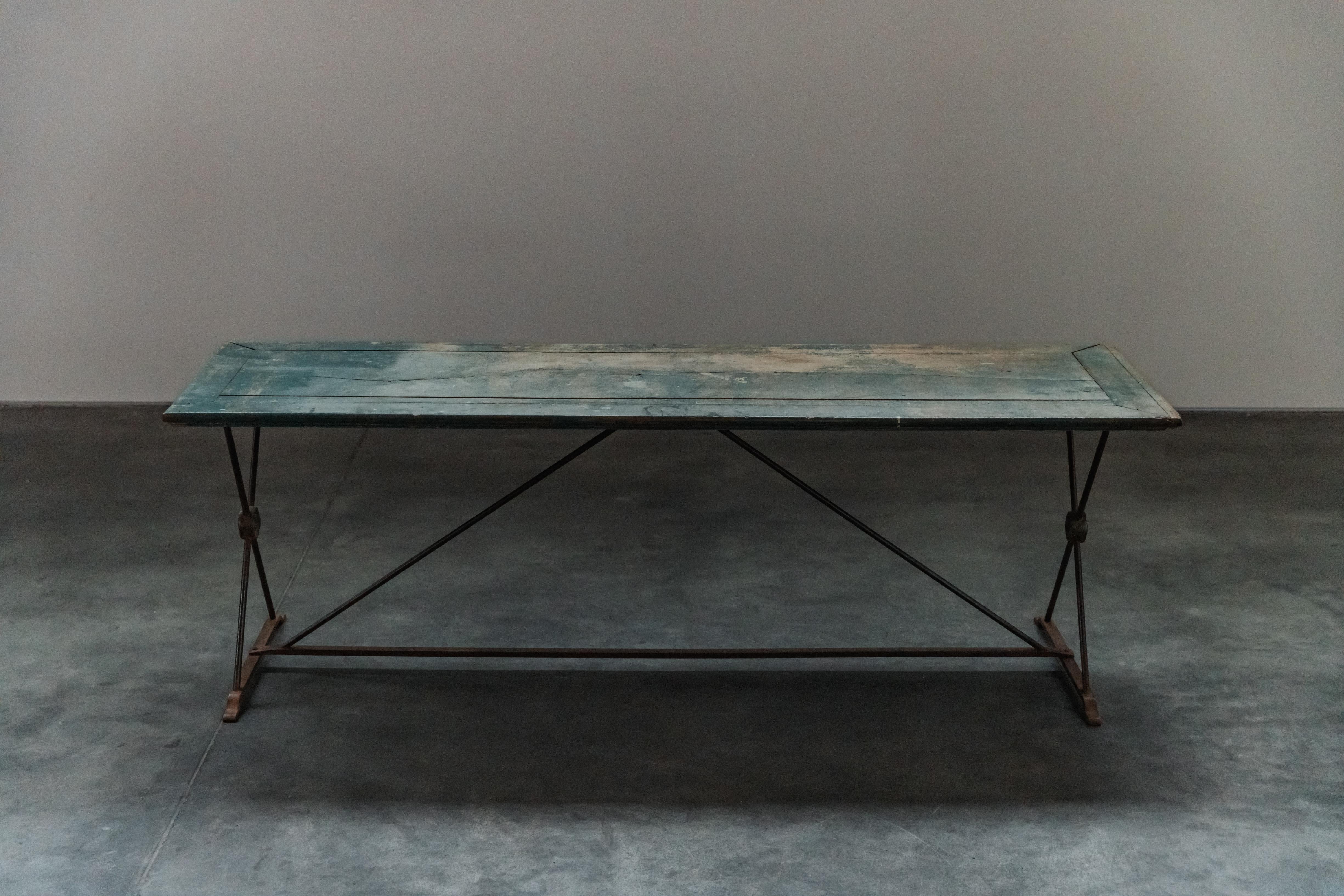 Table de bistrot vintage de France, Circa 1940.  Base en acier.  Dessus en chêne avec belle peinture d'origine et utilisation.