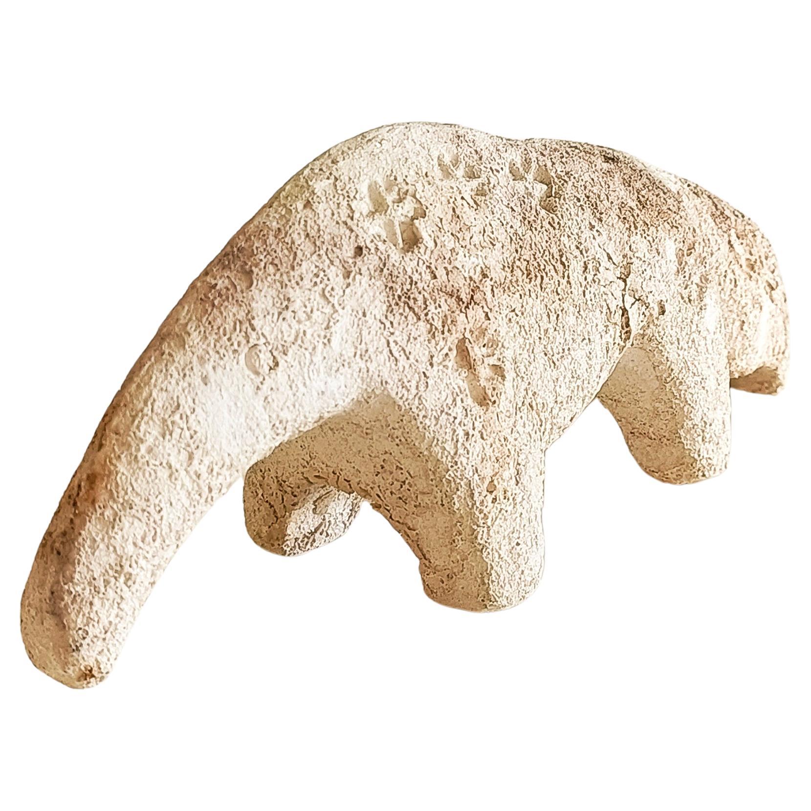 Diese seltene Ameisenbär-Skulptur, die von Aldo Londi entworfen und von Bitossi Ceramiche in den 1960er Jahren hergestellt wurde, ist ein Beispiel für die innovative und geschickte Keramikarbeit dieser Zeit. Das Stück zeichnet sich durch die