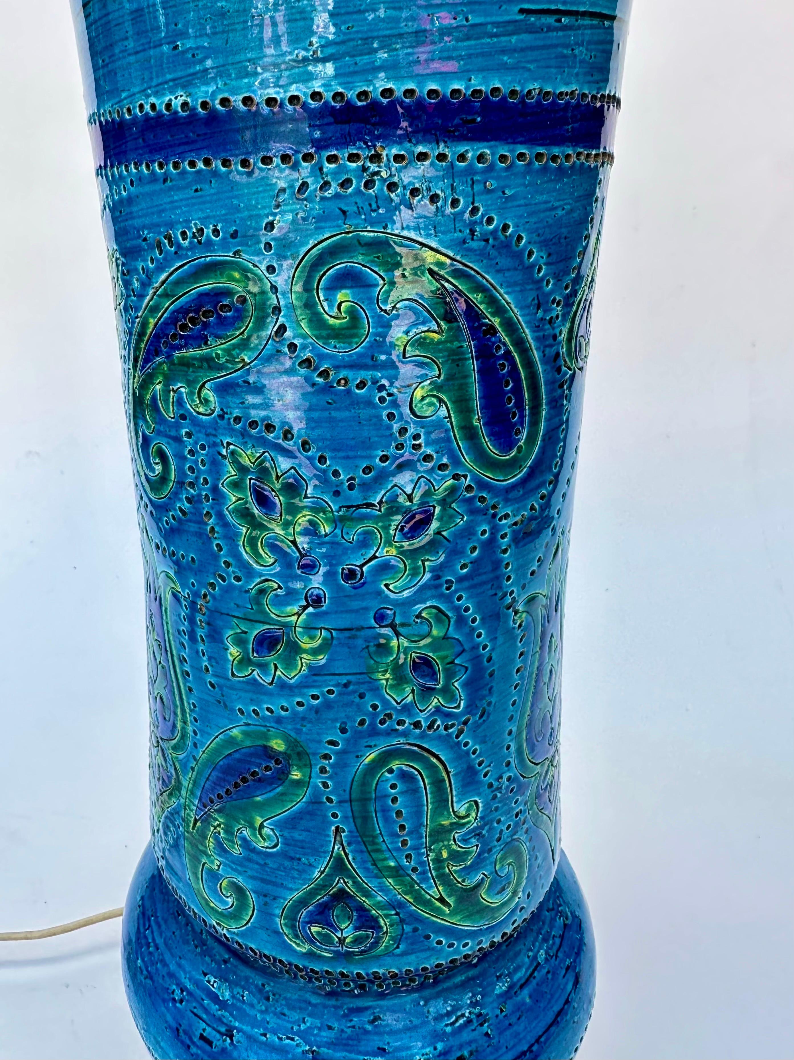 Añade un toque de encanto vintage a tu salón con esta preciosa lámpara de mesa azul. Fabricada por Bitossi en azul Rímini en la década de 1960, esta lámpara presenta el diseño paisley azul y verde. La lámpara es eléctrica con cable, lo que facilita