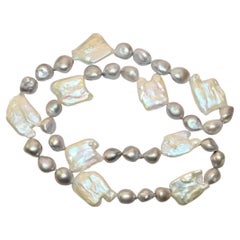 Halskette aus Biwa-Perlen und Barockperlen