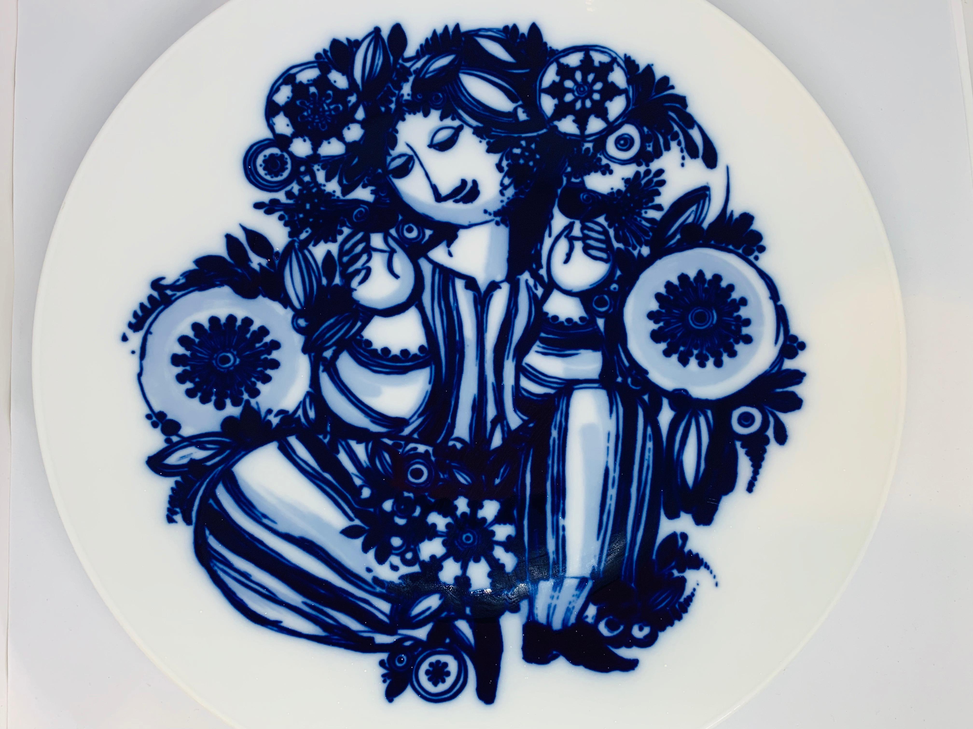 A rare to find Rosenthal Studio Line Germany large porcelain charger, wall plate/plaque, designed by Björn Wiinblad in cobalt blue and white. 

The reverse of the plate is marked: Rosenthal. Studio-linie. Germany. Neue Heimat and signed but not by