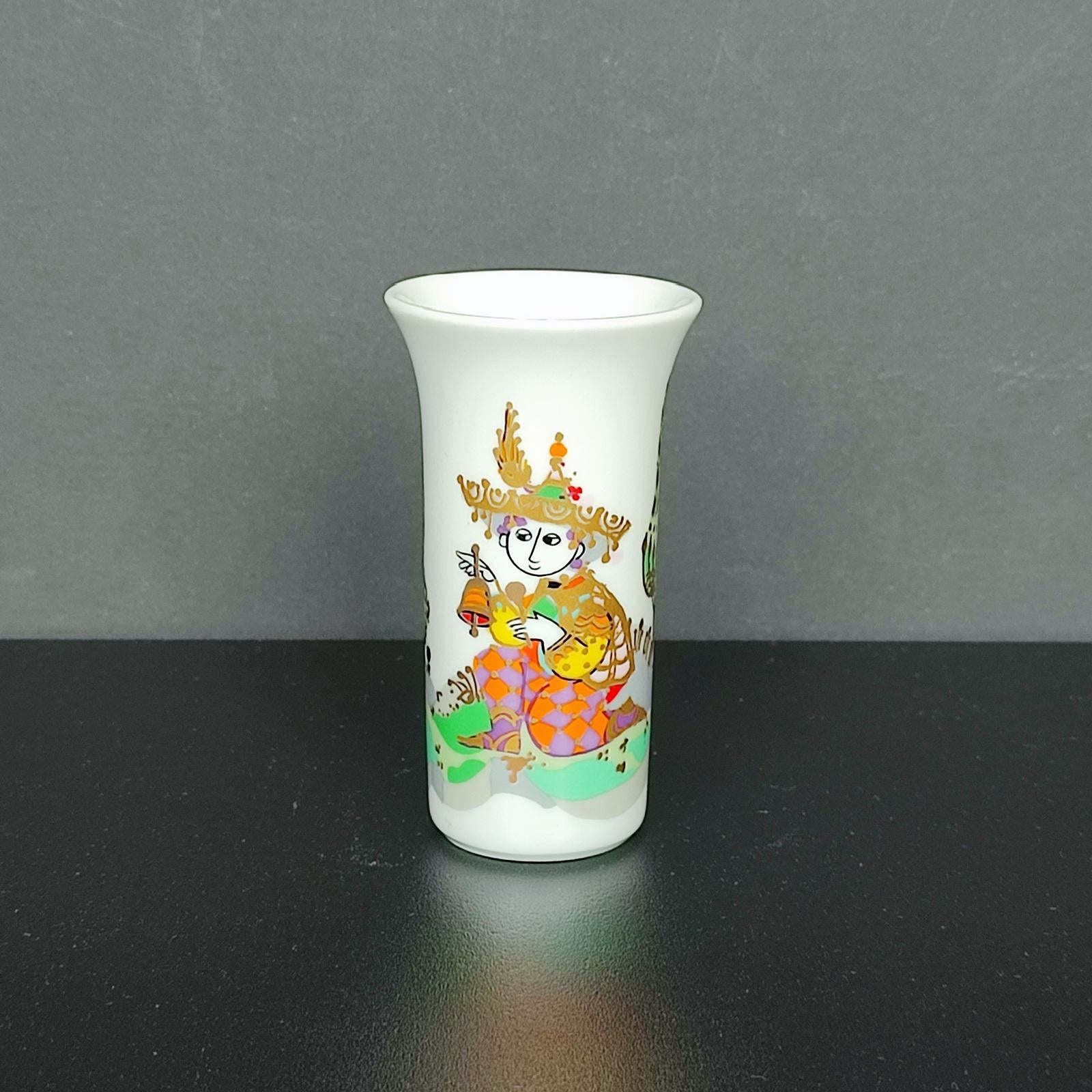 Rosenthal Studio-linie 'Arundo' vase by Bjorn Wiinblad, Germany 1986 - German porcelain.
Signed Björn Winblad on the wall, makers mark on the bottom.
A cute little vase of exceptional quality!
Height 8.8 cm