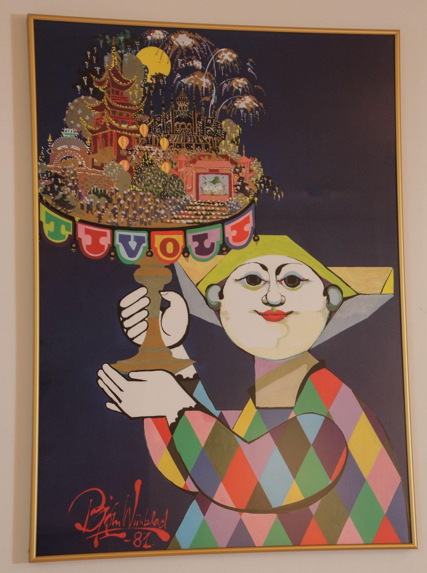 Vintage Bjorn Wiinblad Tivoli Gärten von Kopenhagen, Dänemark gerahmtes Poster.
Vintage Plakat gedruckt von Permed & Rosengreen und entworfen von Bjorn Wiinblad, das einen Harlekin zeigt, der für die Tivoli Gärten in Kopenhagen, Dänemark, wirbt. Die