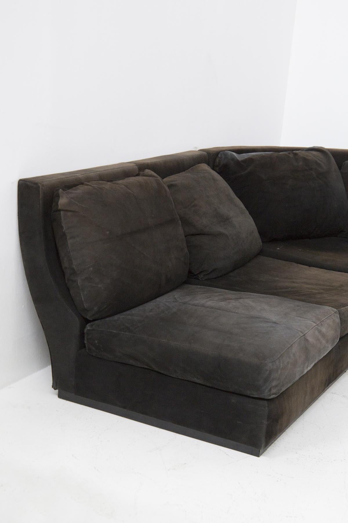 Schönes Ecksofa, entworfen in den 1970er Jahren, aus feiner italienischer Fertigung.
Das Sofa ist eckig, wie Sie sehen können, und besteht vollständig aus schwarzem Alcantara. Es gibt 7 Sitzkissen und 7 Rückenkissen. Der Boden ist recht steif und