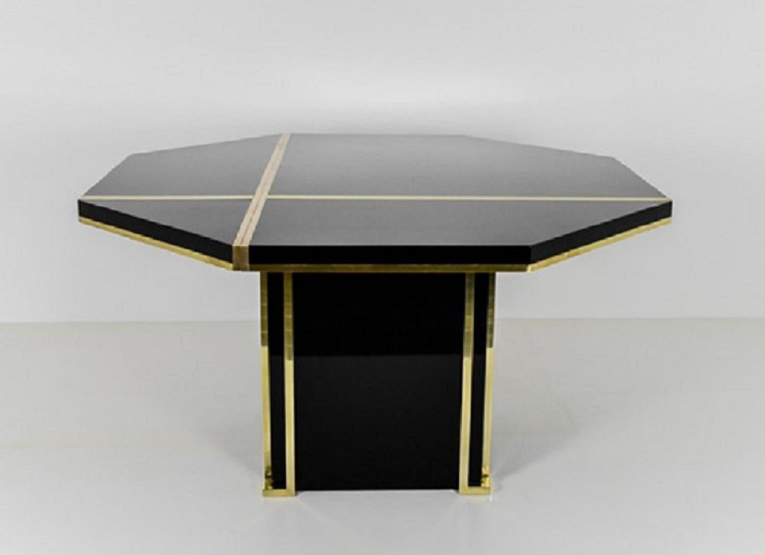 Outstanding Jean Claude Mahey Dining table in black lacquered wood and brass by Jean Claude Mahey for Roche Bobois Design
Dining table lacquered black and brass by Jean Claude Mahey, made by Roche Bobois in the 70s.
It is octagonal shaped, with