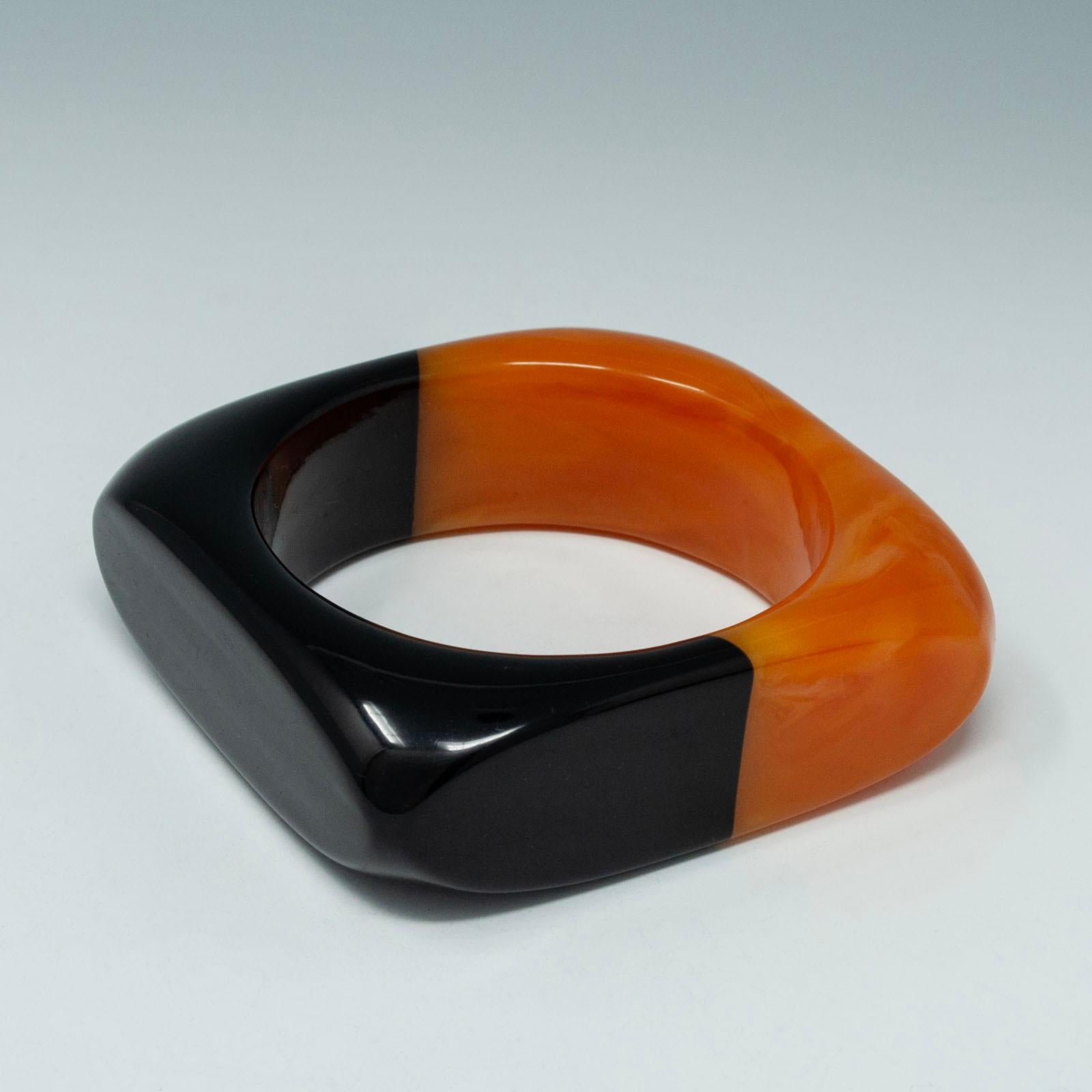 Bangle quadrato in bachelite vintage nero e caramello/butterscotch a spirale 

Questo raro braccialetto in bachelite presenta un coniglio giallo senape applicato. Il diametro interno è di 2,5 pollici e la larghezza o altezza è di 1-1/8 pollici, con