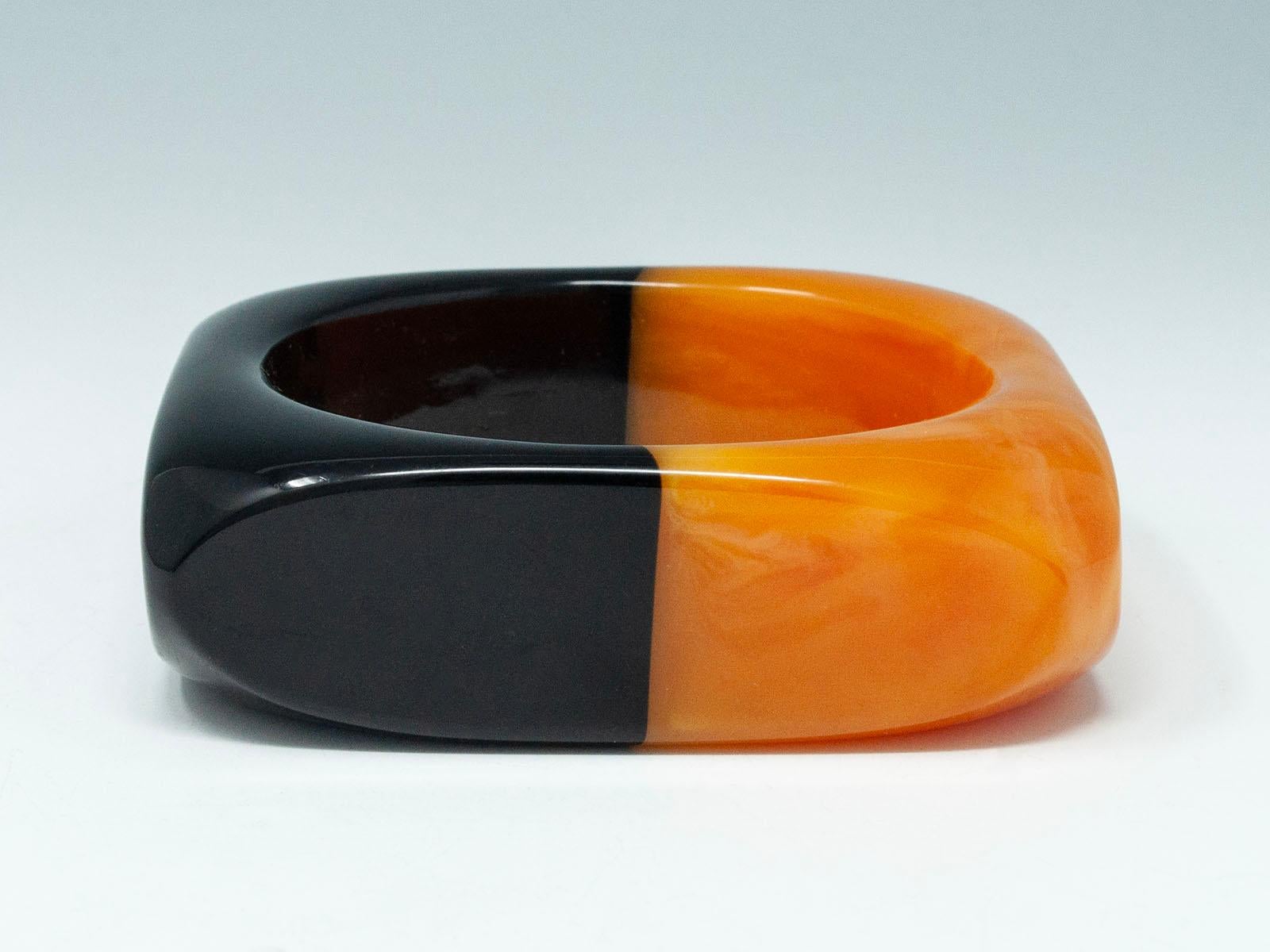 Donna Bangle quadrato in bachelite vintage nero e caramello/butterscotch a spirale in vendita