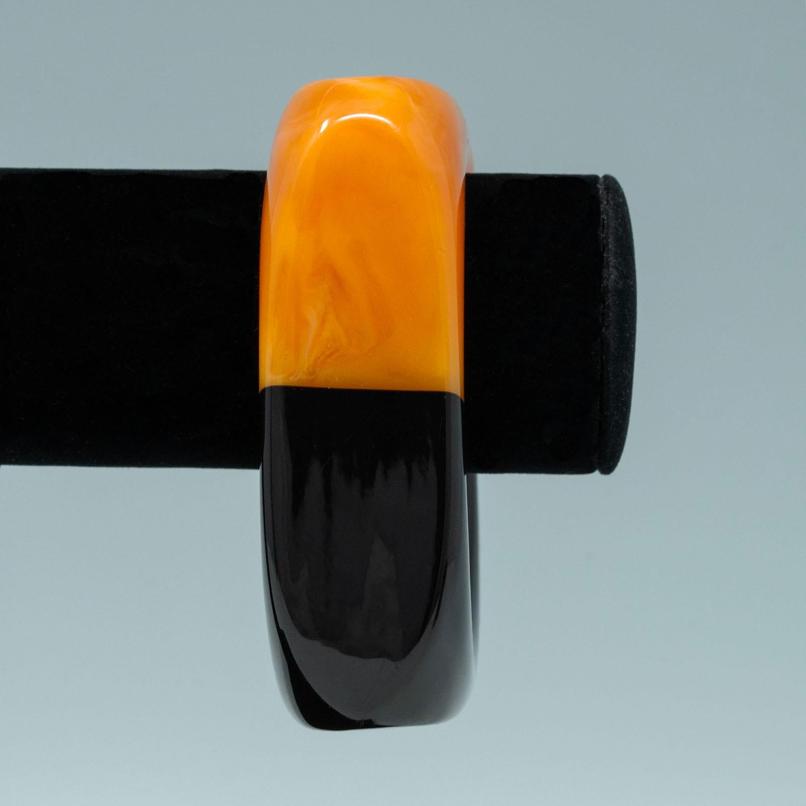 Bangle quadrato in bachelite vintage nero e caramello/butterscotch a spirale in vendita 1