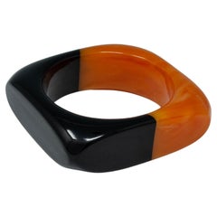 Bracelet vintage en bakélite noir et caramel/butterscotch avec tourbillons carrés