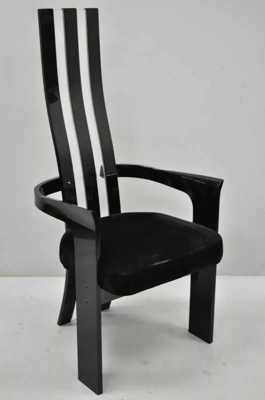 Set di 4 sedie da pranzo scultoree vintage con schienale alto in lucite nera e trasparente, risalenti al Mid Century Modern. L'offerta comprende (2) poltrone, (2) sedie laterali, strutture in lucite nera e trasparente, schienali alti e sagomati, un