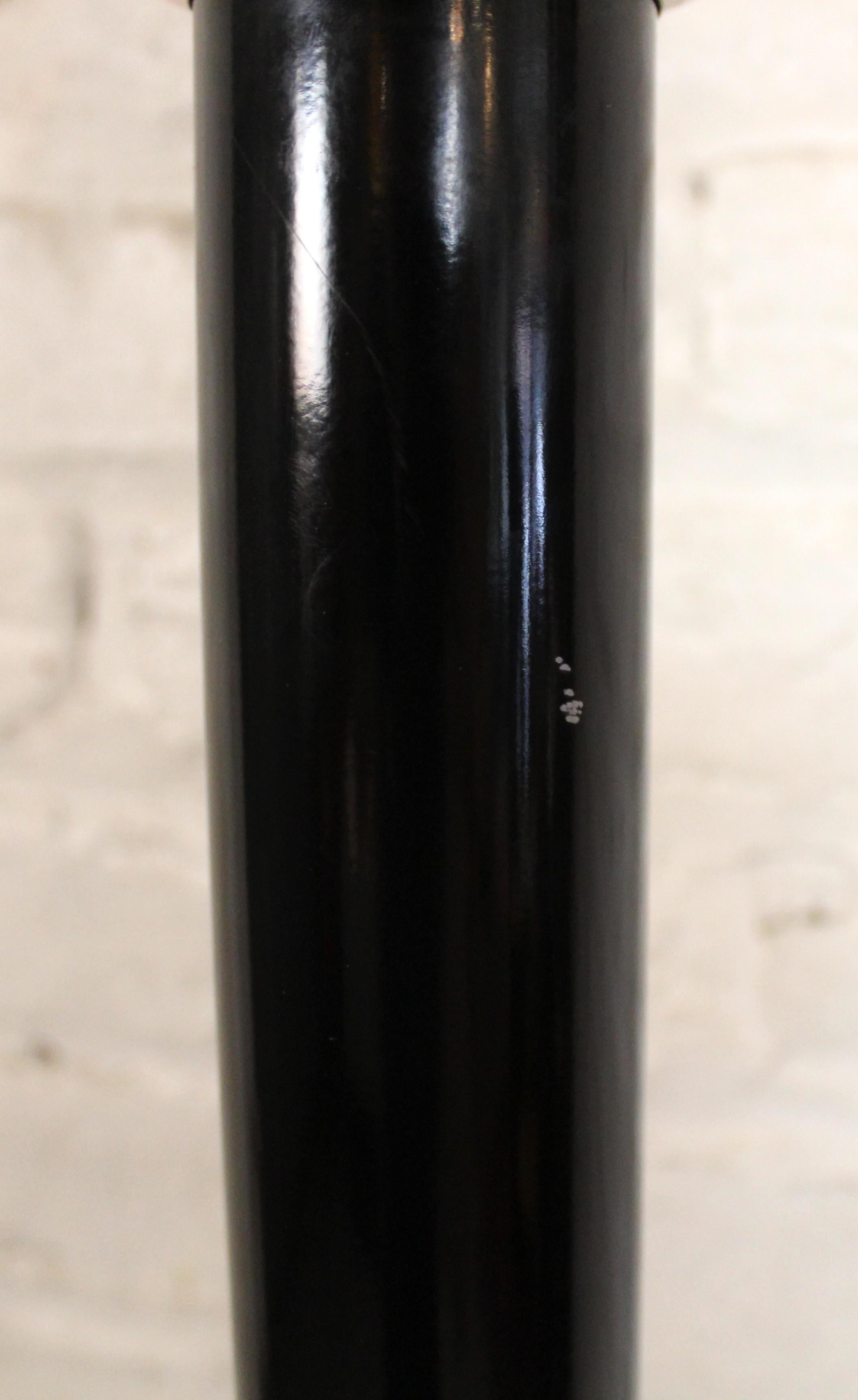 Lámpara de pie vintage negra y dorada con motivo de lirio cala siglo XX en venta