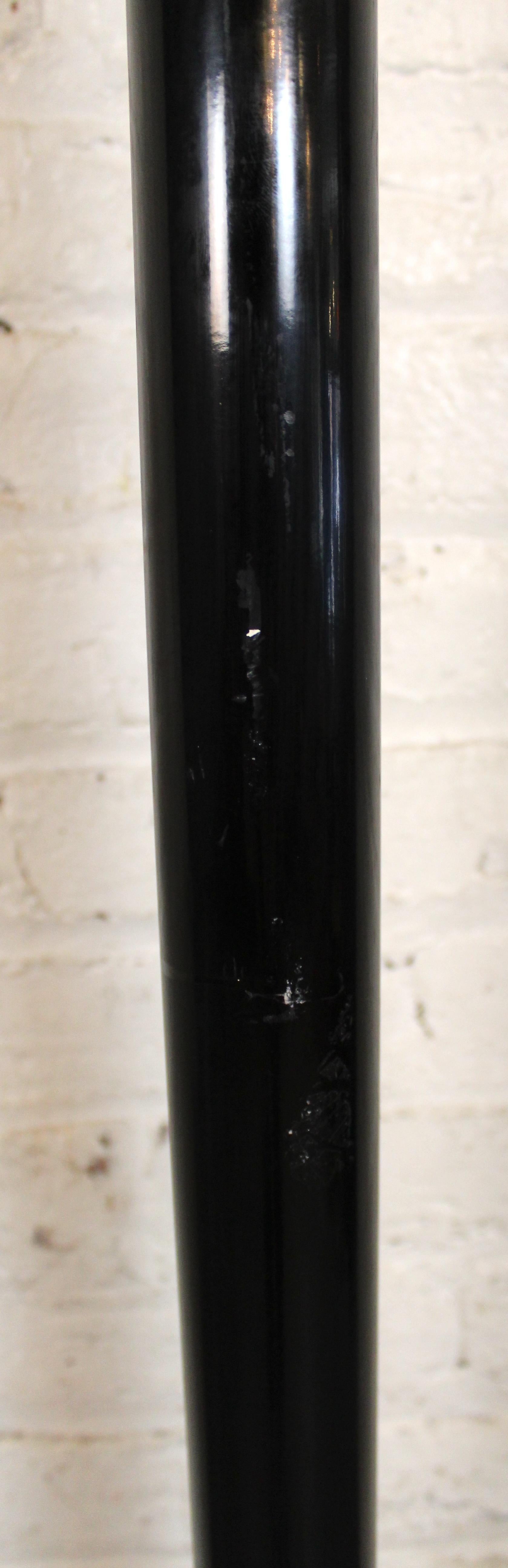 Lámpara de pie vintage negra y dorada con motivo de lirio cala Latón en venta